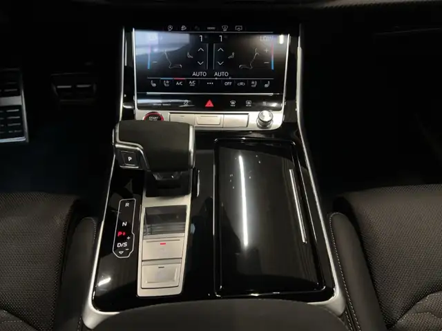 Audi RS Q8 view 13