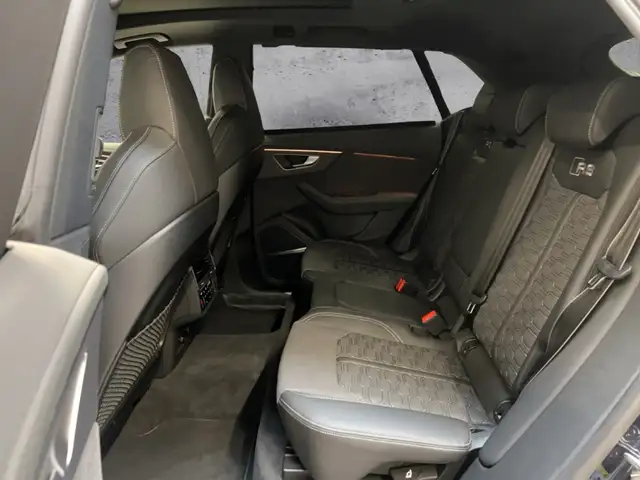 Audi RS Q8 view 10