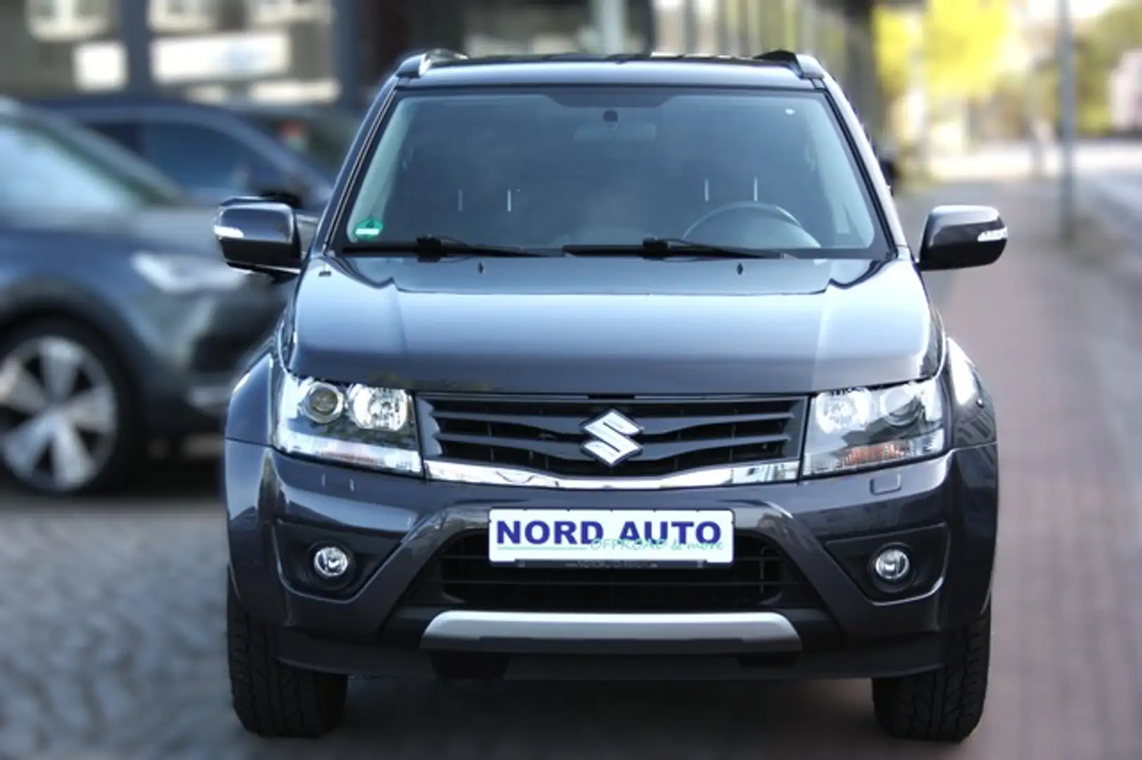 Suzuki Grand Vitara 2.4 Aut Navi/Xenon/Keyless/Temp/Ahk Schwarz - 2