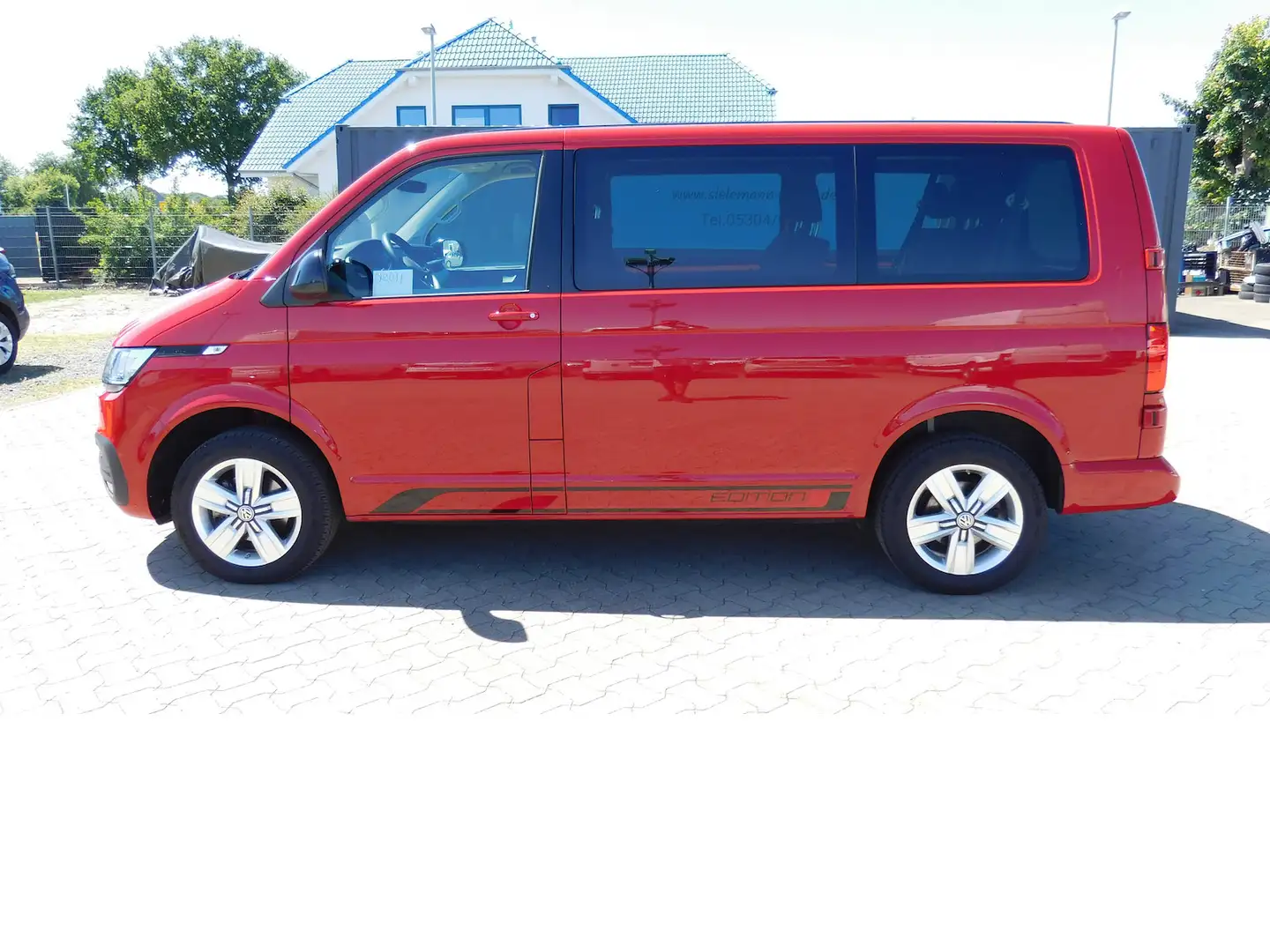 Volkswagen T6.1 Transporter 2.0 BMT TDI 9 Sitze Klima Navi Rood - 1