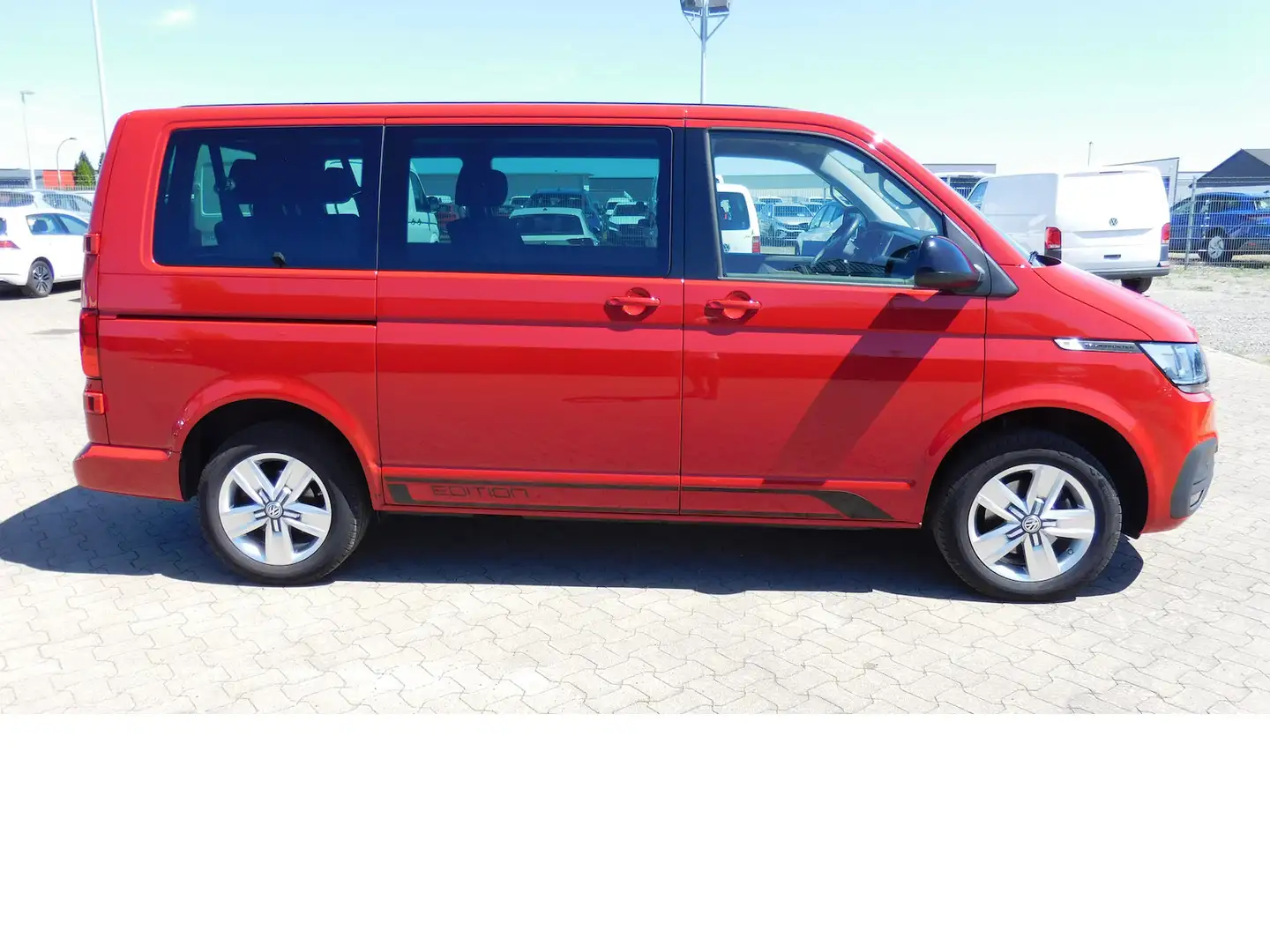 Volkswagen T6.1 Transporter 2.0 BMT TDI 9 Sitze Klima Navi Rood - 2