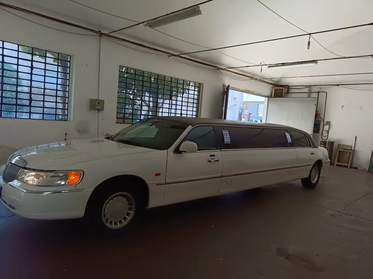 Lincoln Town Car limousine crystal Weiß - 2
