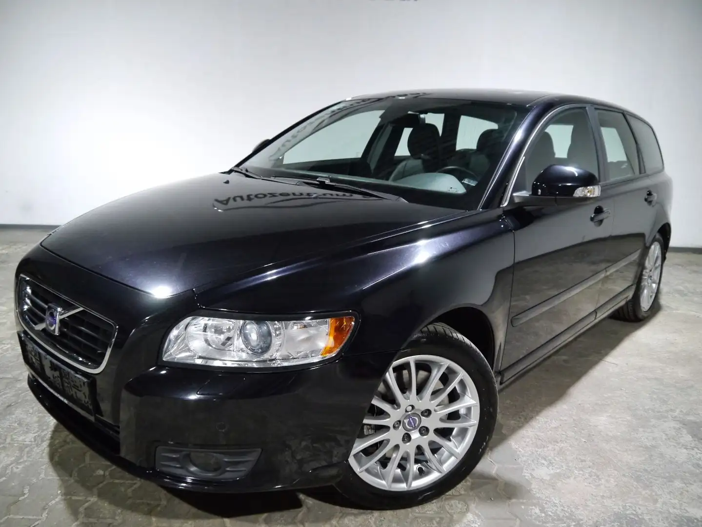 Volvo V50 D5 AHK Leder Sitzheizung Tempo SD PDC Xenon Schwarz - 2
