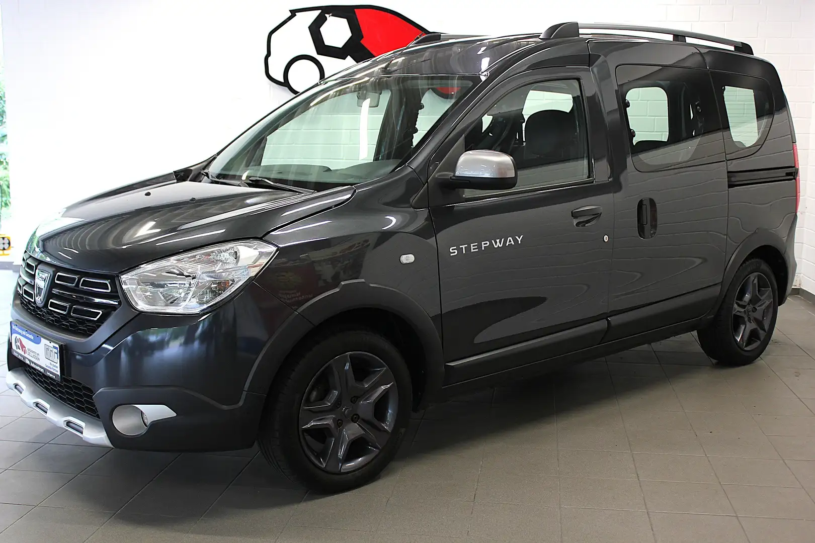 Dacia Dokker Stepway 1,2 TCE Celebration AHK Rfk Shzg Klima PDC Grau - 1