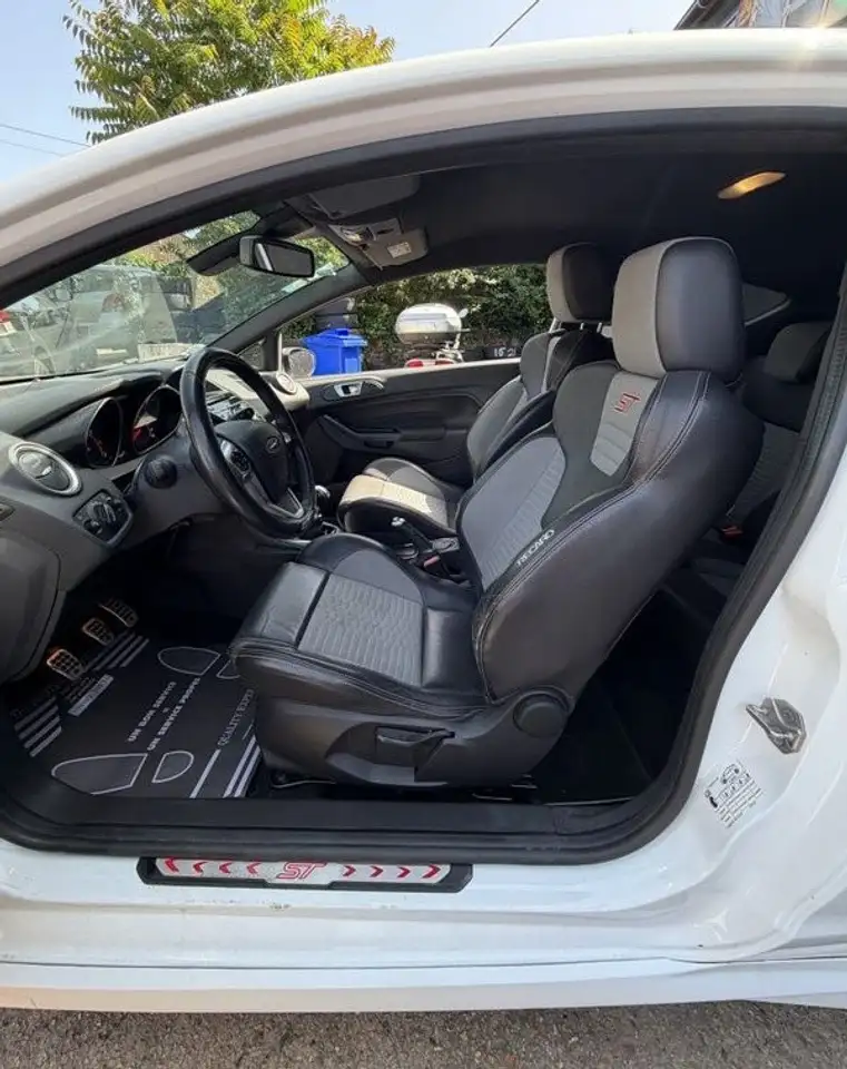Ford Fiesta ST — photo 10
