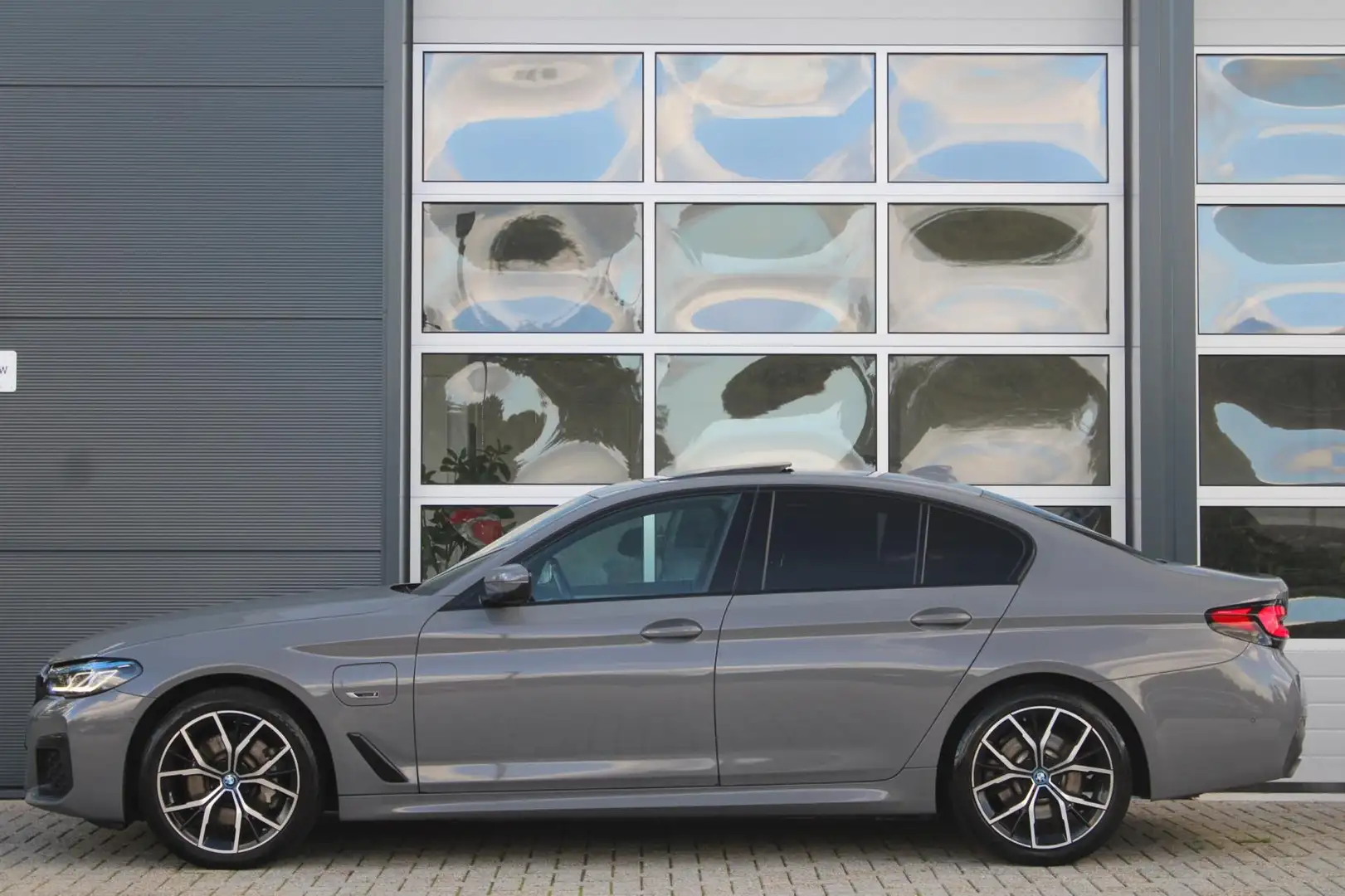 BMW 530 5-serie 530e M-Sport Shadow | Laser | Pano | HK | Gris - 2