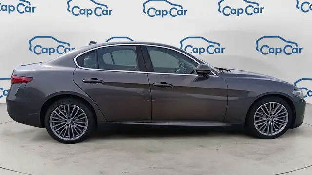 Alfa Romeo Giulia view 4