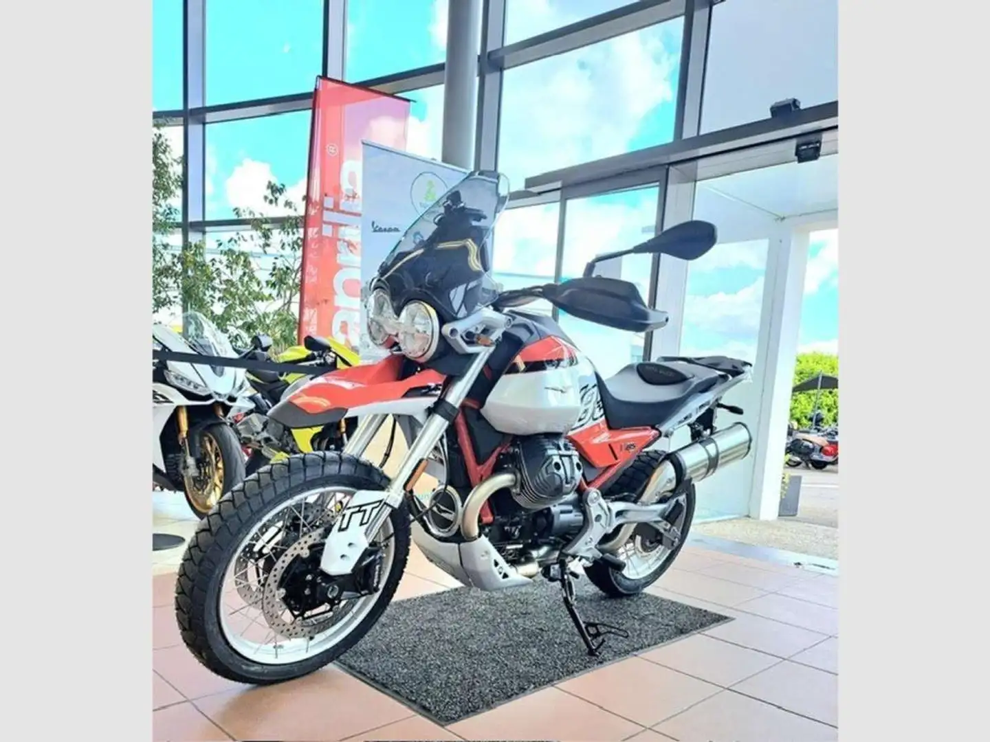 Moto Guzzi V 85 TT Red - 2