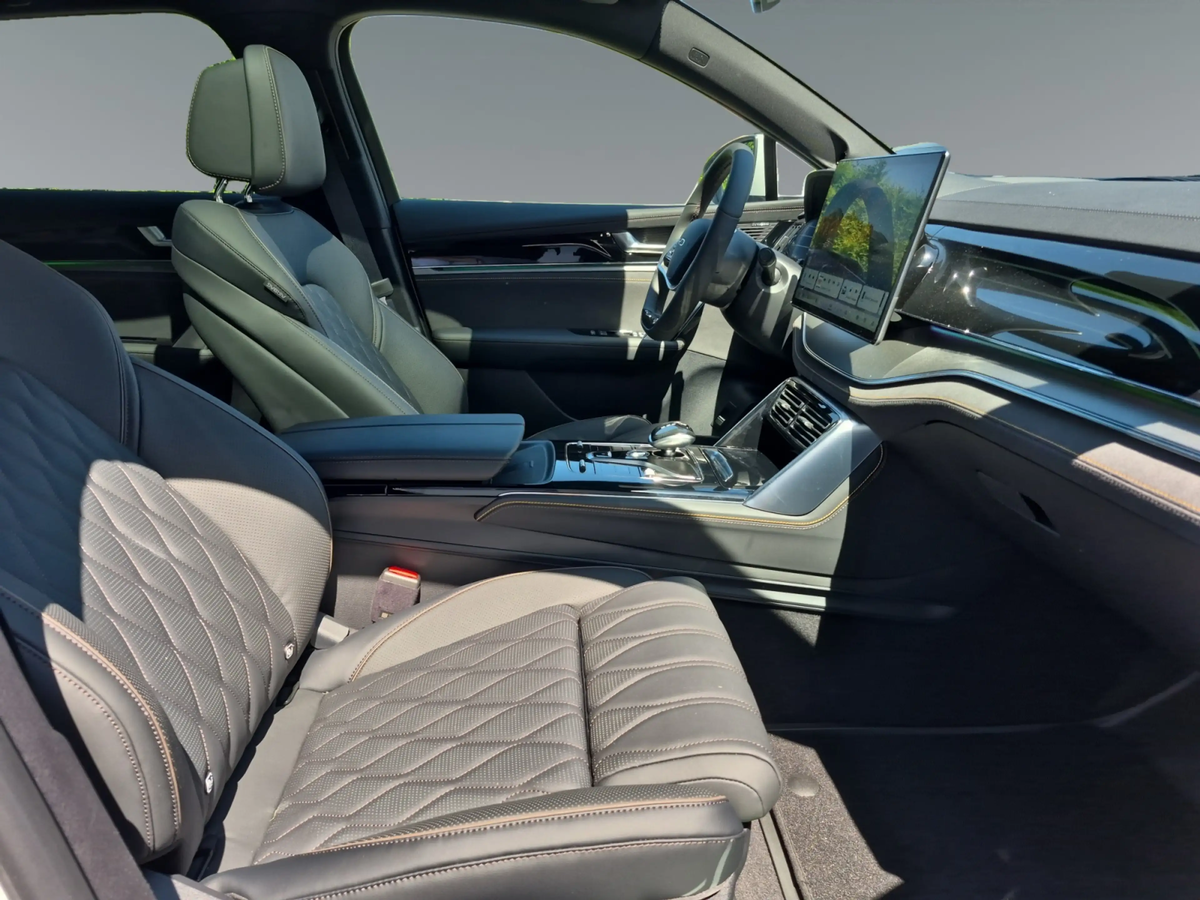 BYD Tang Flagship 4WD — photo 12