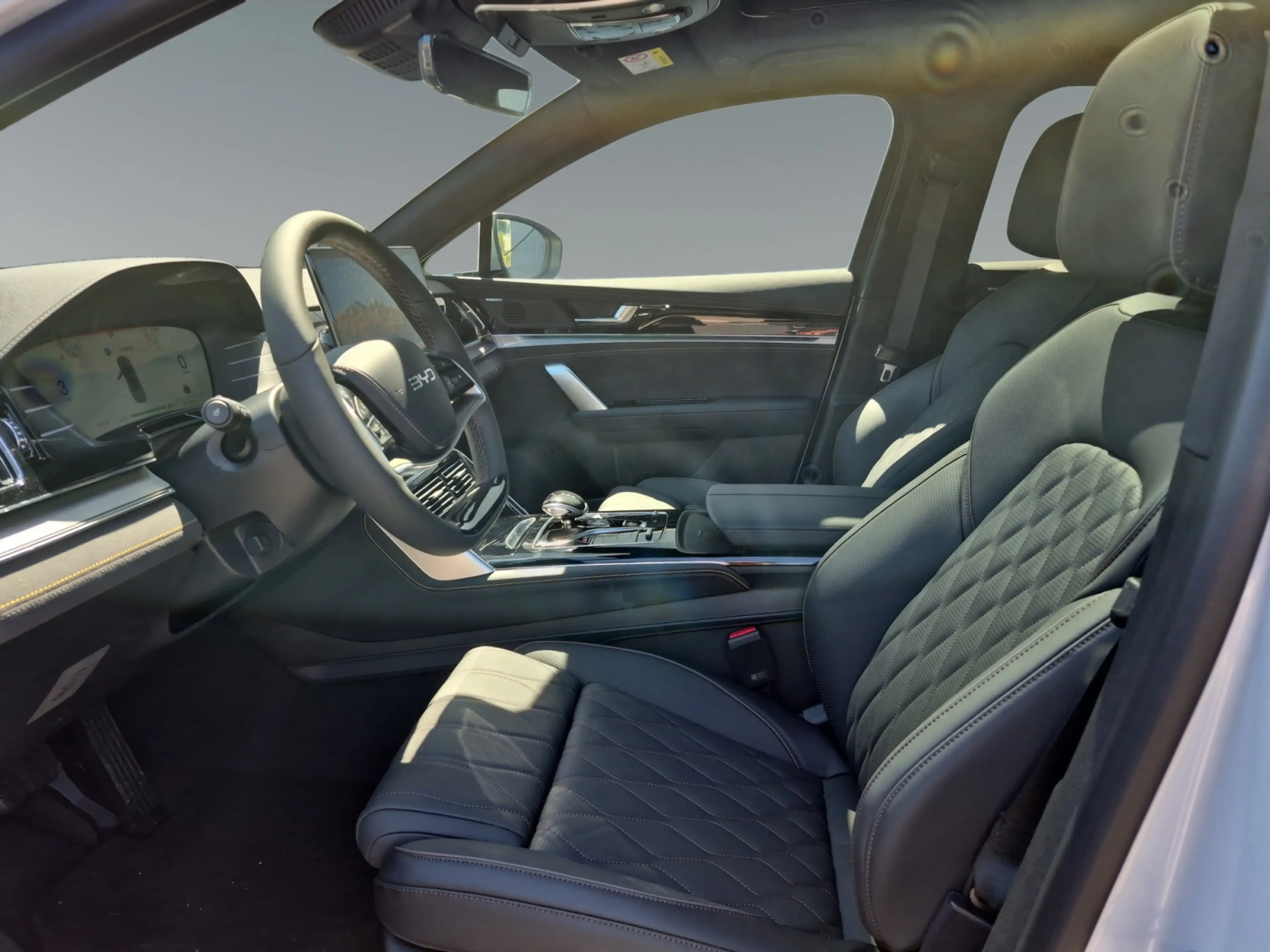 BYD Tang Flagship 4WD — photo 9
