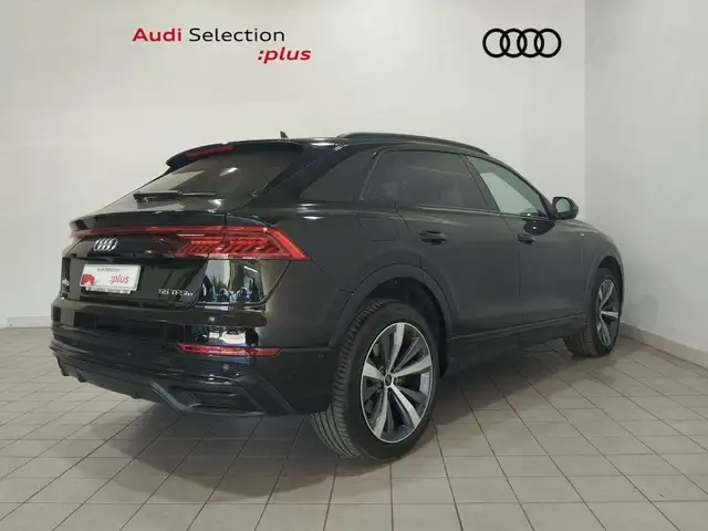 Audi Q8 view 4
