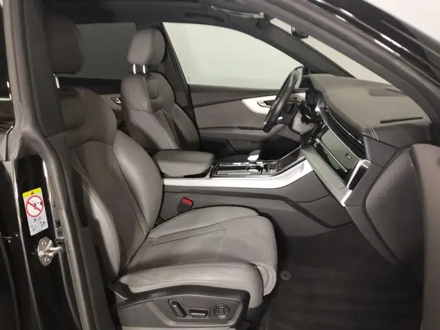Audi Q8 view 8