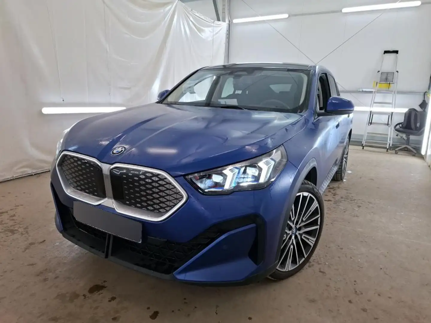 BMW iX2 eDrive20 Blau - 2