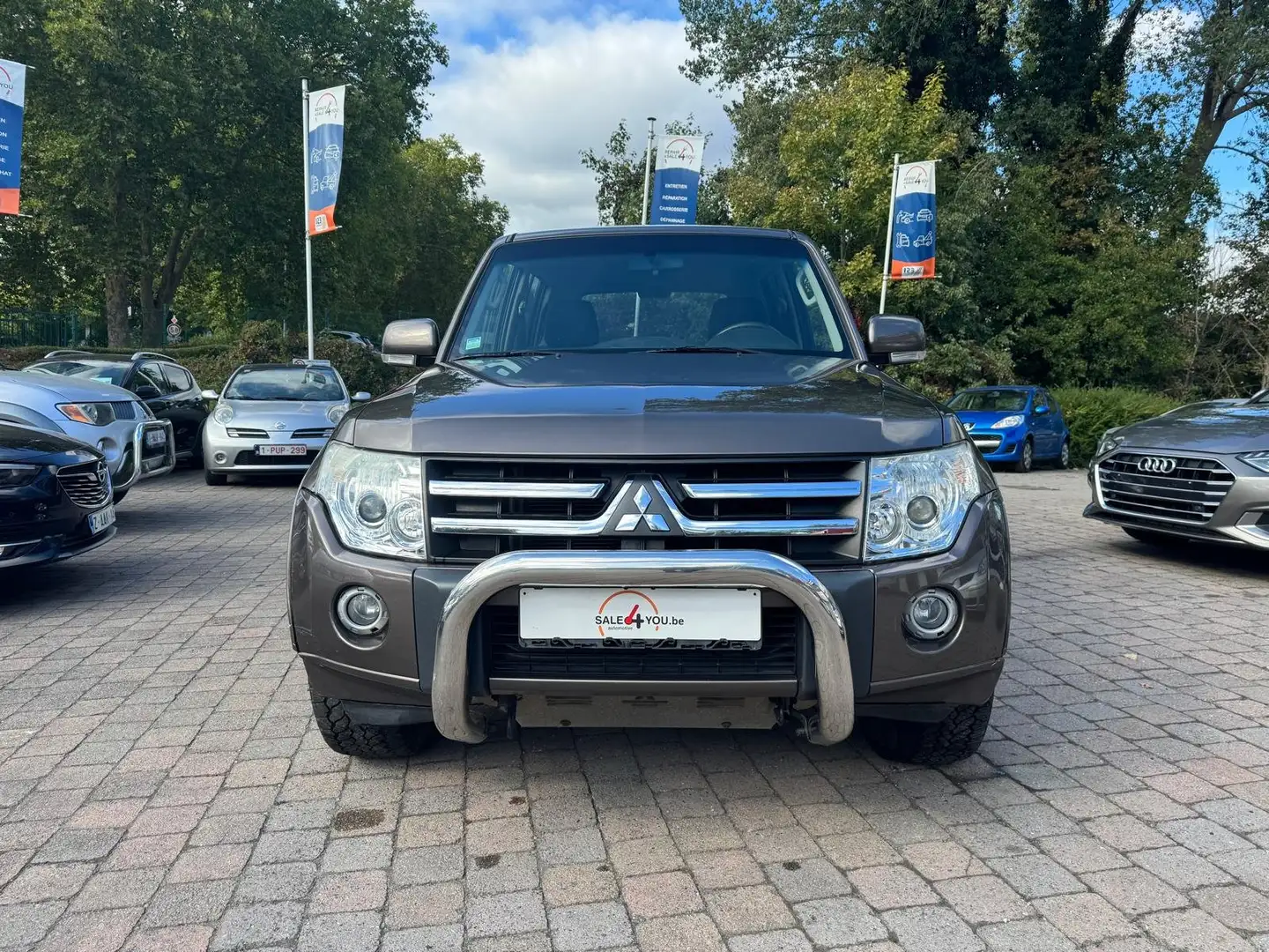 Mitsubishi Pajero Pajero 3.2 DI-D Invite Grijs - 1