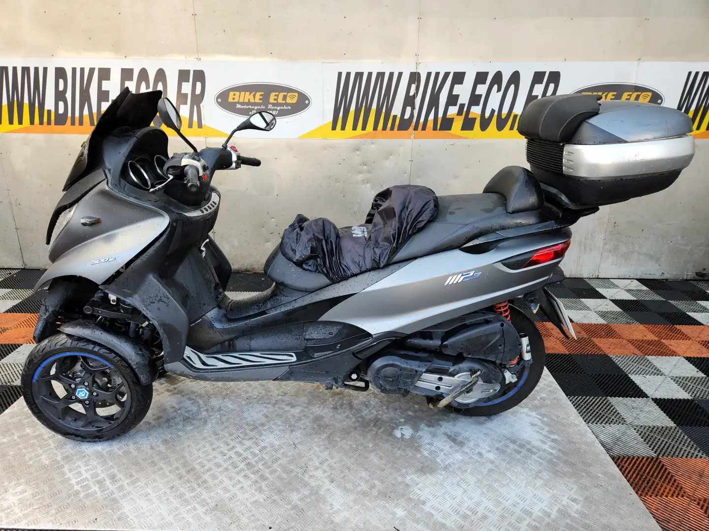 Piaggio MP3 500 Šedá - 2