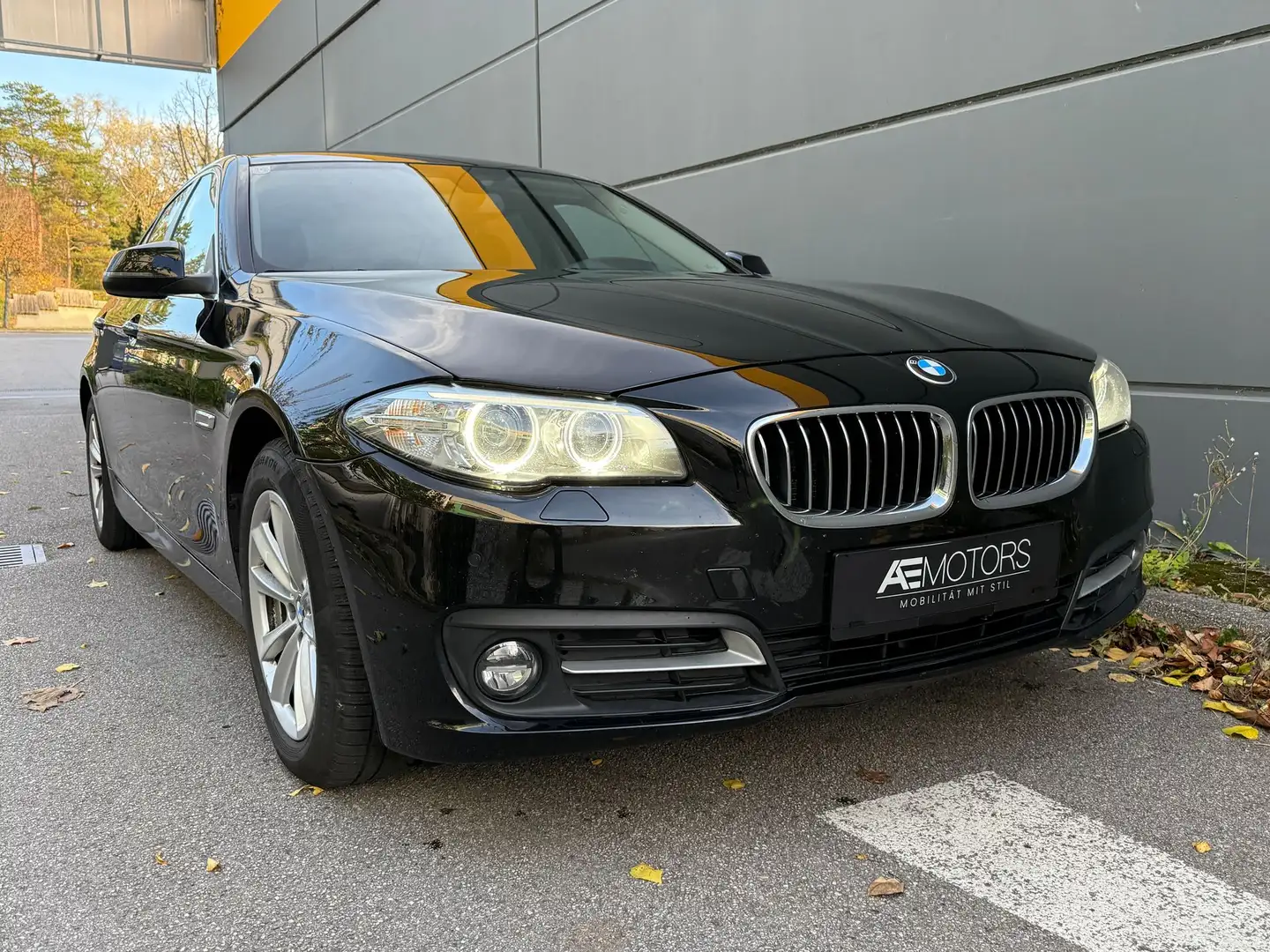 BMW 520 *NAVI*SOFTCLOSE*HUD*KLIMA*TEMPOMAT*KREDIT MÖGLICH* Schwarz - 1
