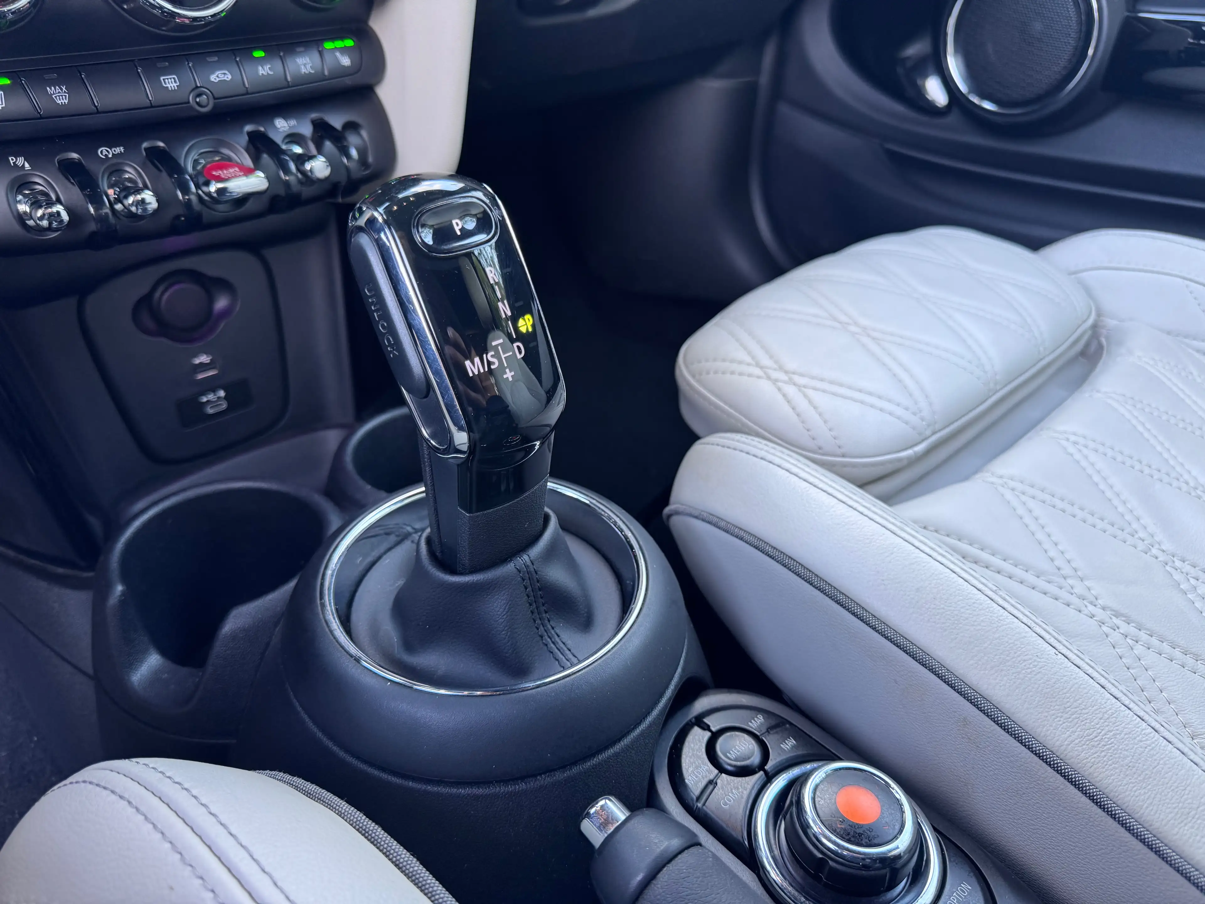 MINI Cooper Cabrio 1.5A automaat/keyless/leder/digitaal dashboard/sfeerlicht/carplay/zetelverwarming/mini historiek… — photo 13