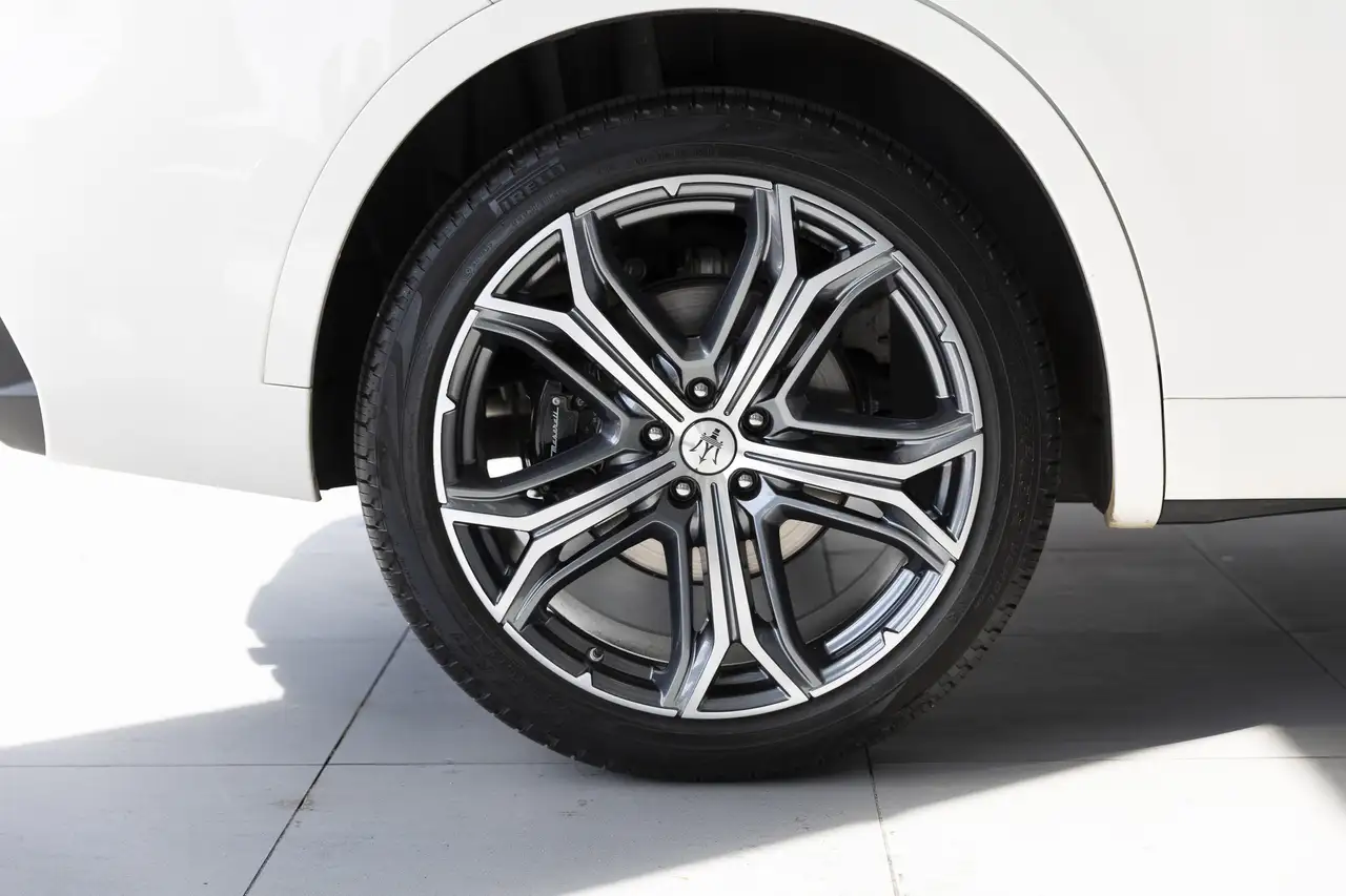 Maserati Levante снимка Maserati Levante
