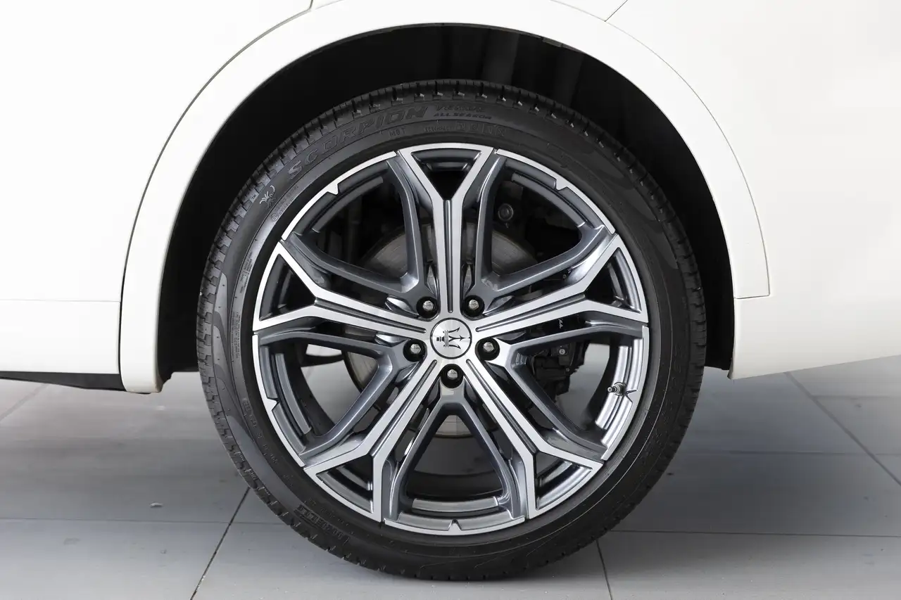 Maserati Levante снимка Maserati Levante