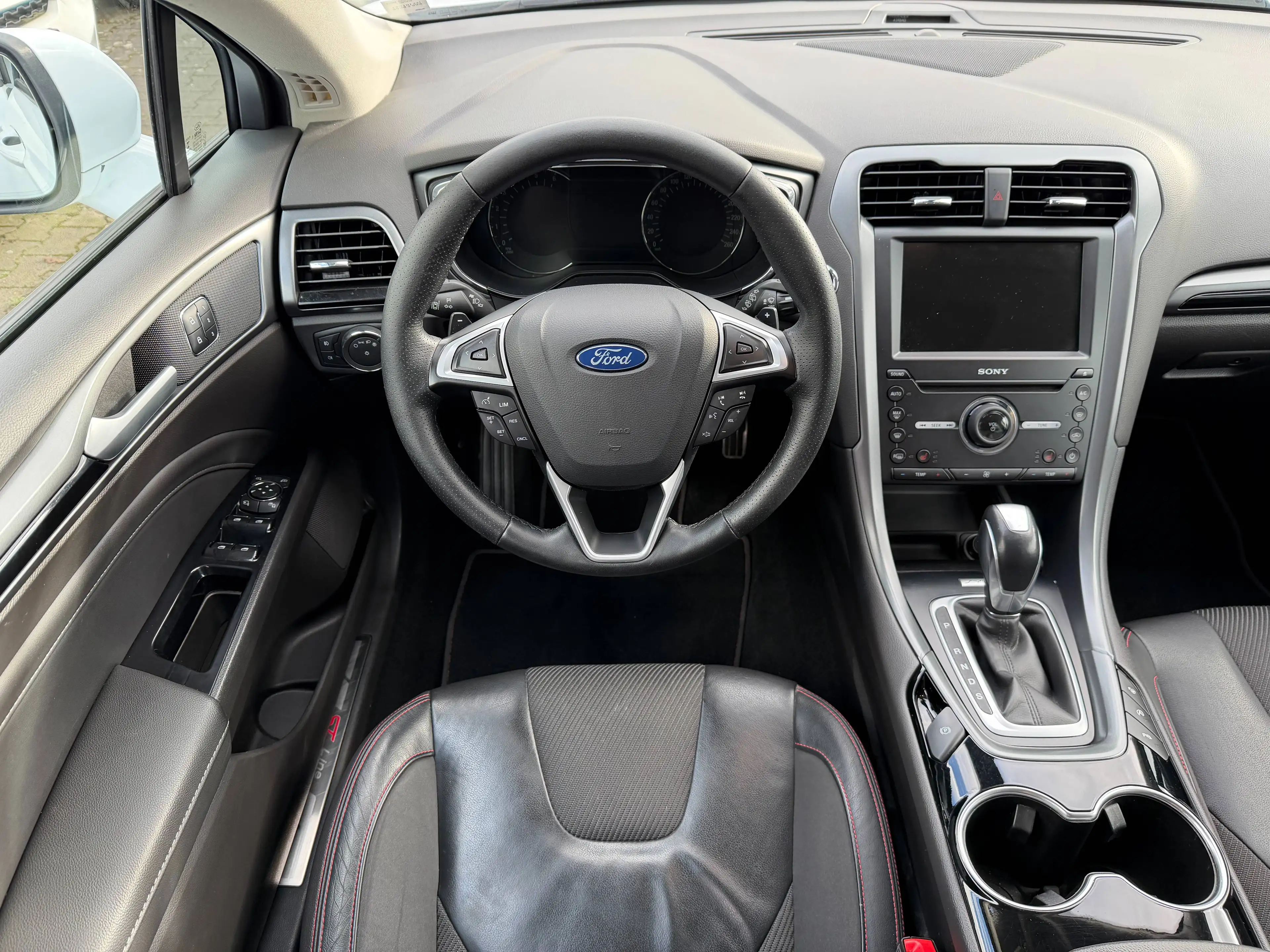 Ford Mondeo ST-Line~AWD~Automatik~Panorama~LED~Ahk — photo 7
