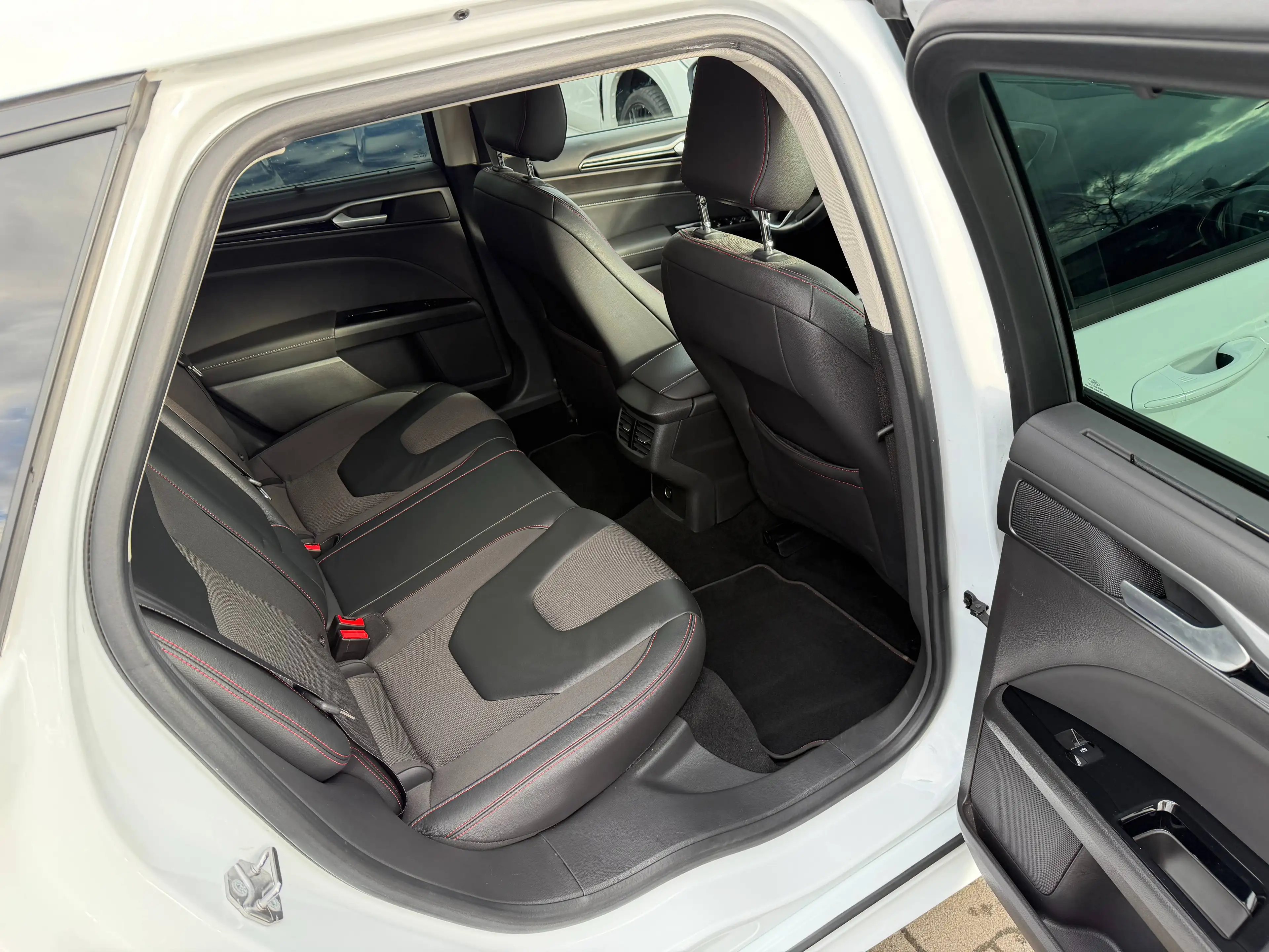 Ford Mondeo ST-Line~AWD~Automatik~Panorama~LED~Ahk — photo 13