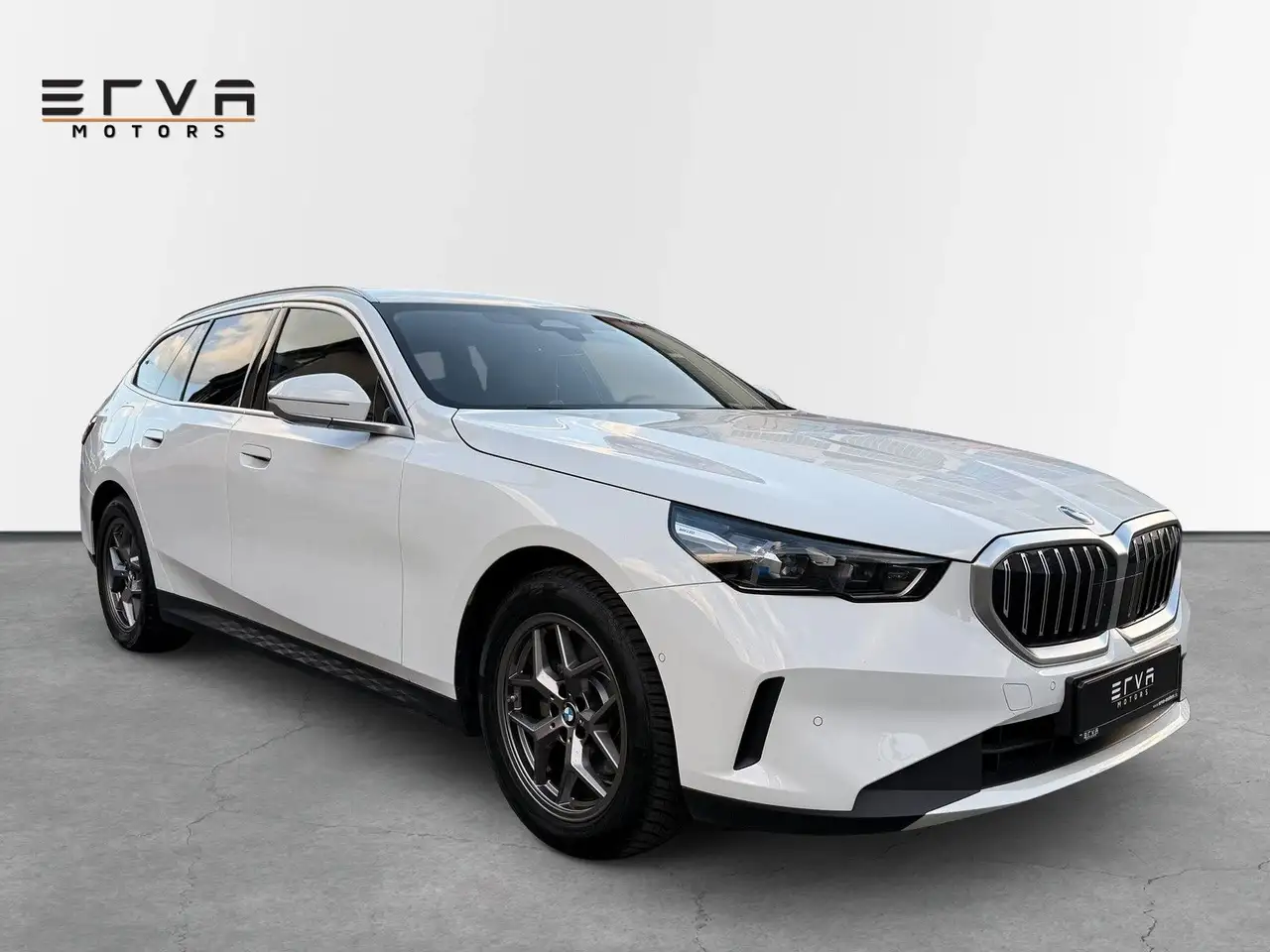 BMW 520 d Touring | Ambiente — photo 1 of 23