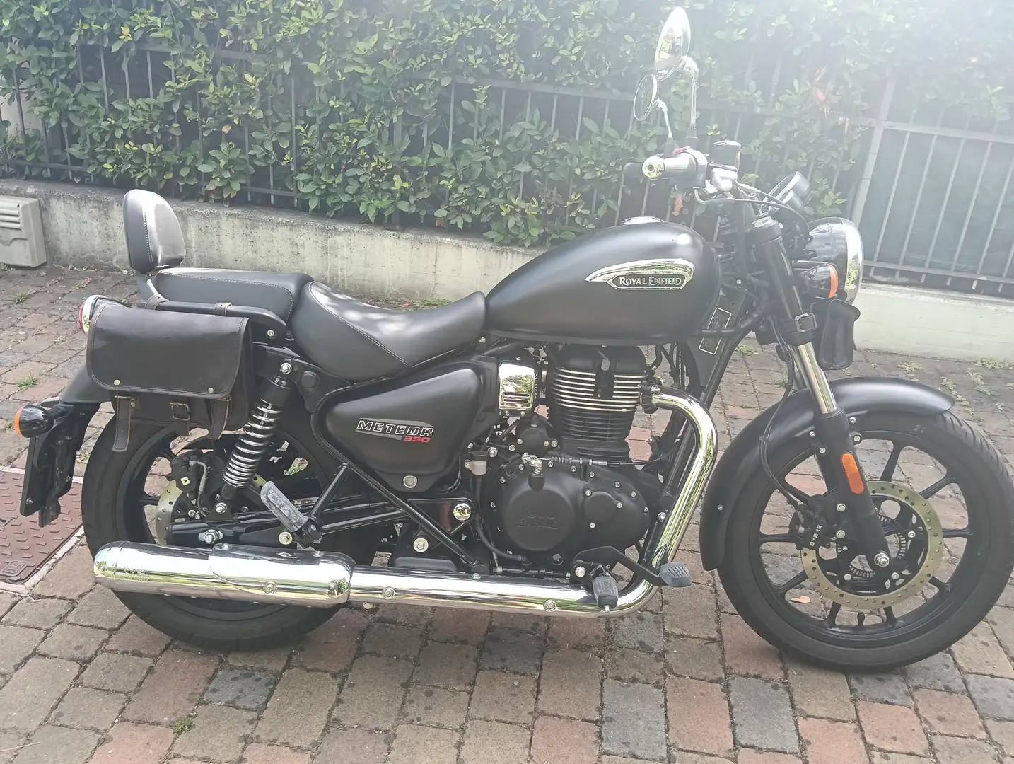 Royal Enfield Meteor 350 Nero - 2