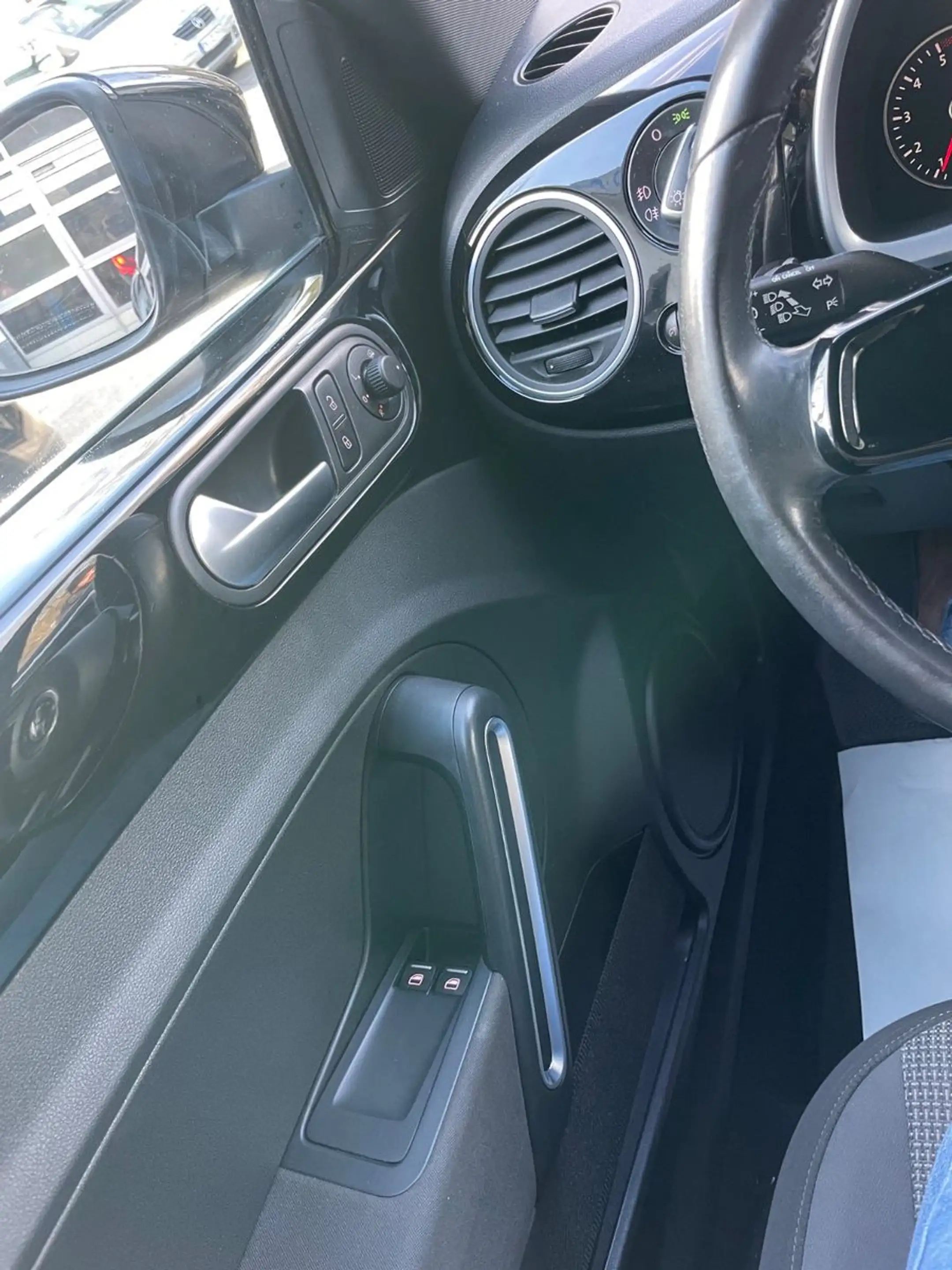 Volkswagen Beetle Lim. 2.0 TDI, Design, Bi-Xenon, DSG — photo 9