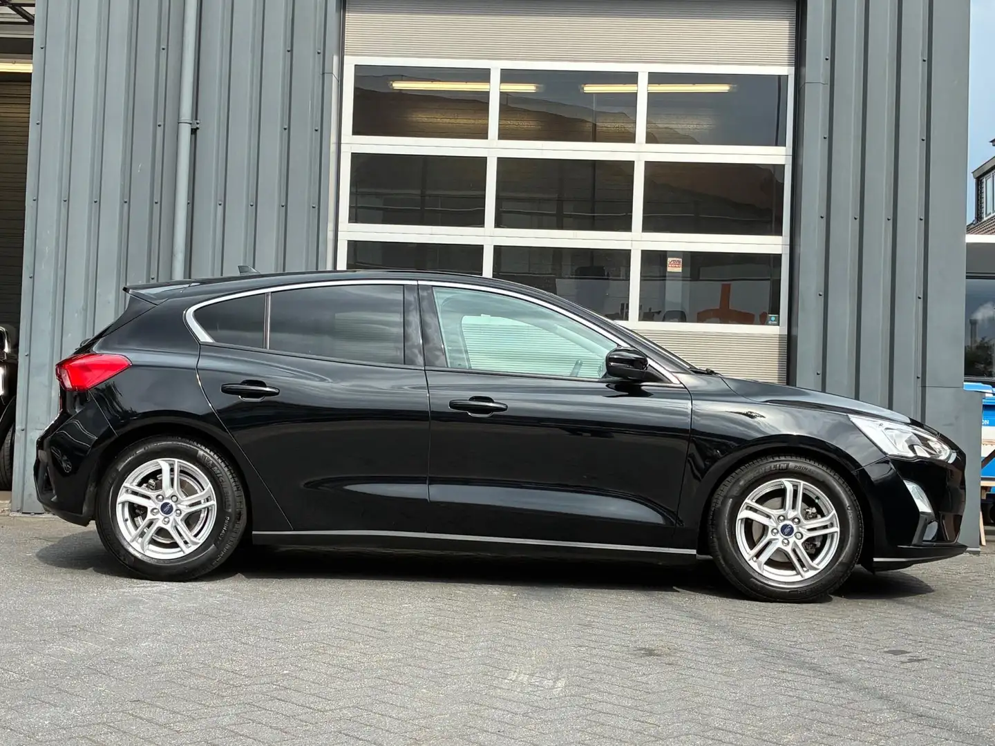 Ford Focus 1.0 EcoBoost Trend Edition Business Navigatie, Air Zwart - 2