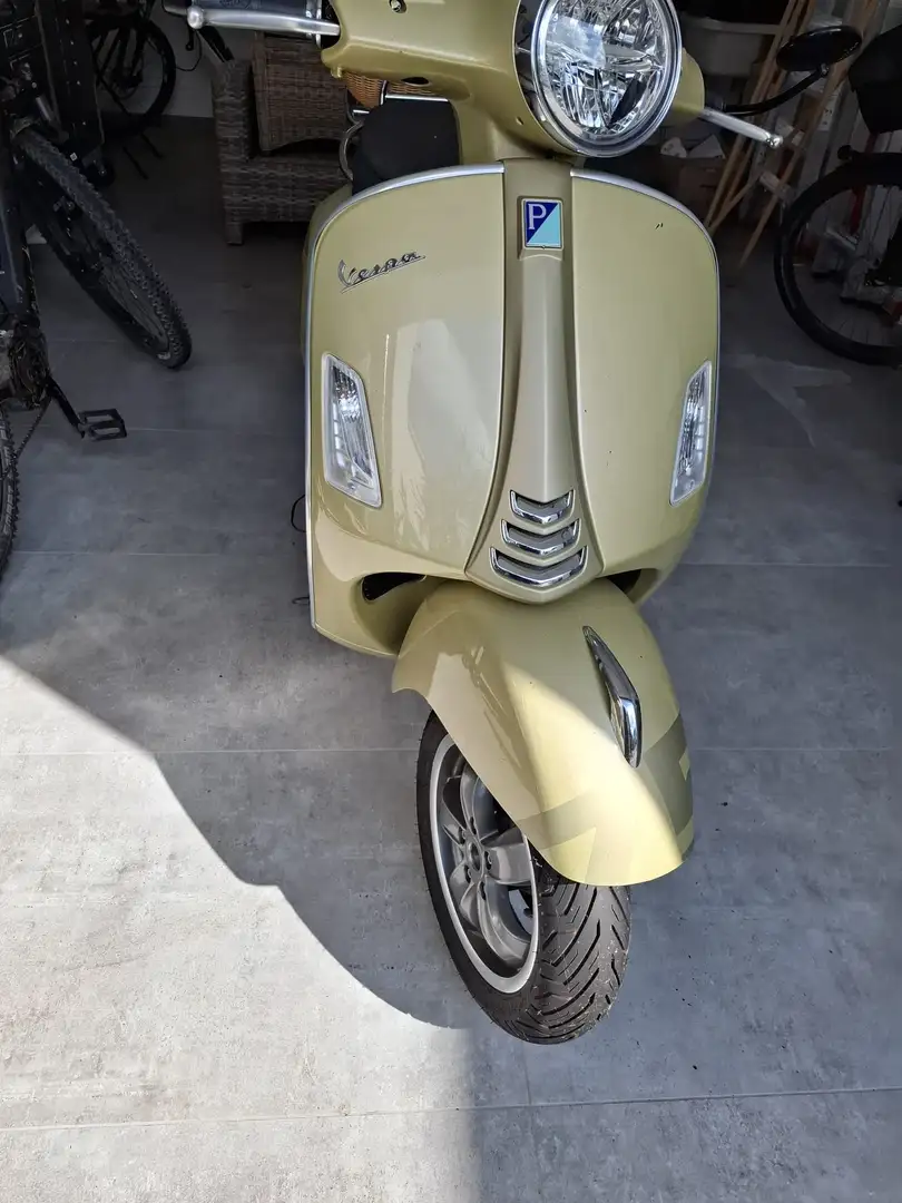 Vespa GTS Super Tech 125 75 Jahre limitiert Arany - 1