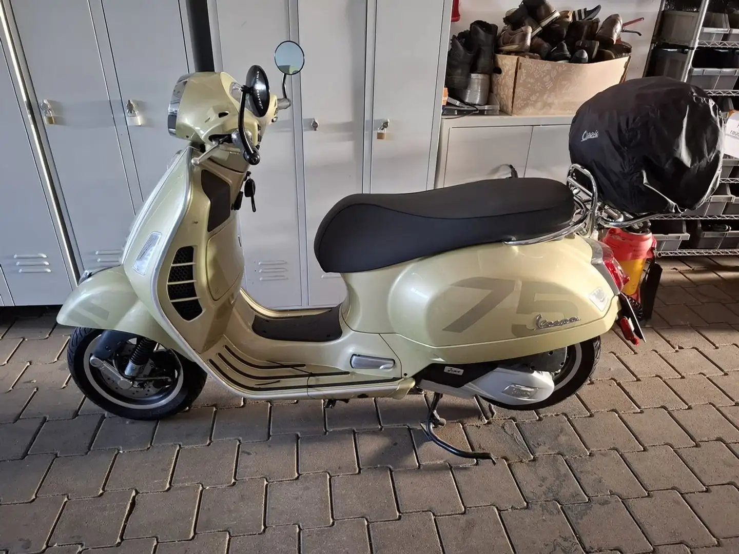 Vespa GTS Super Tech 125 75 Jahre limitiert Arany - 2
