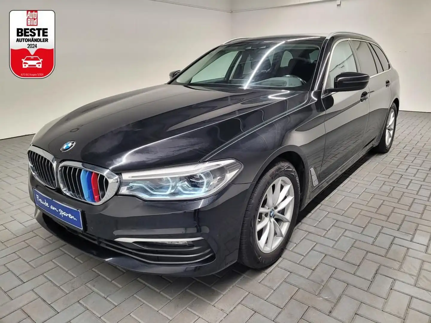 BMW 530 i xDrive Touring LED/Navi/AHK/SHZ/Kam/el.Heck Schwarz - 1