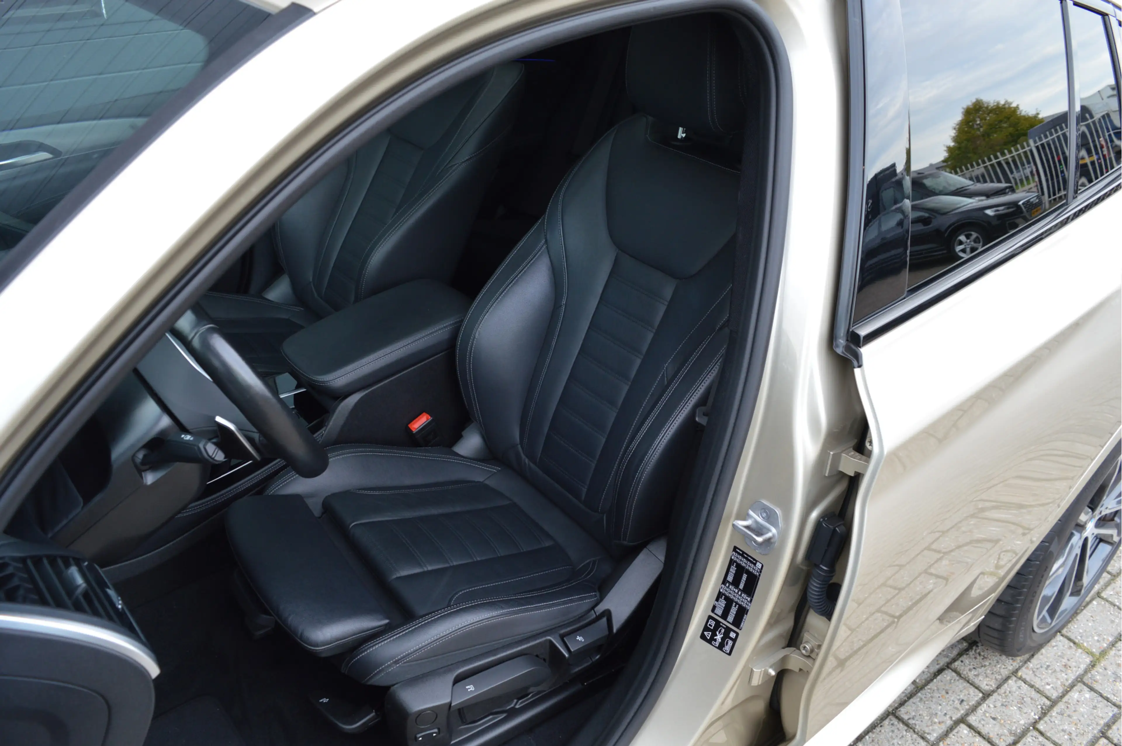 BMW X4 xDrive20i High Executive Edition | M-PAKKET | PANO — photo 9