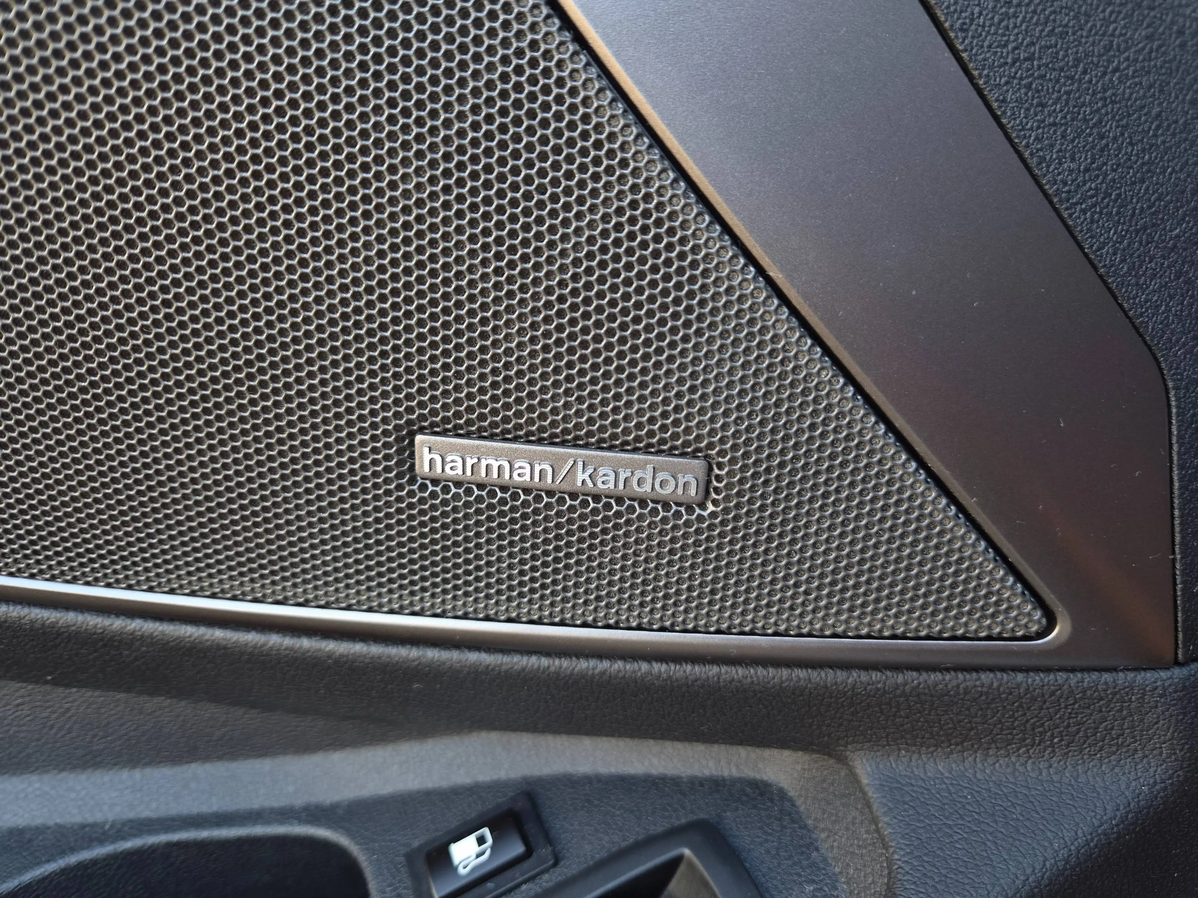 BMW 330 Touring 330eXA PHEV — photo 12