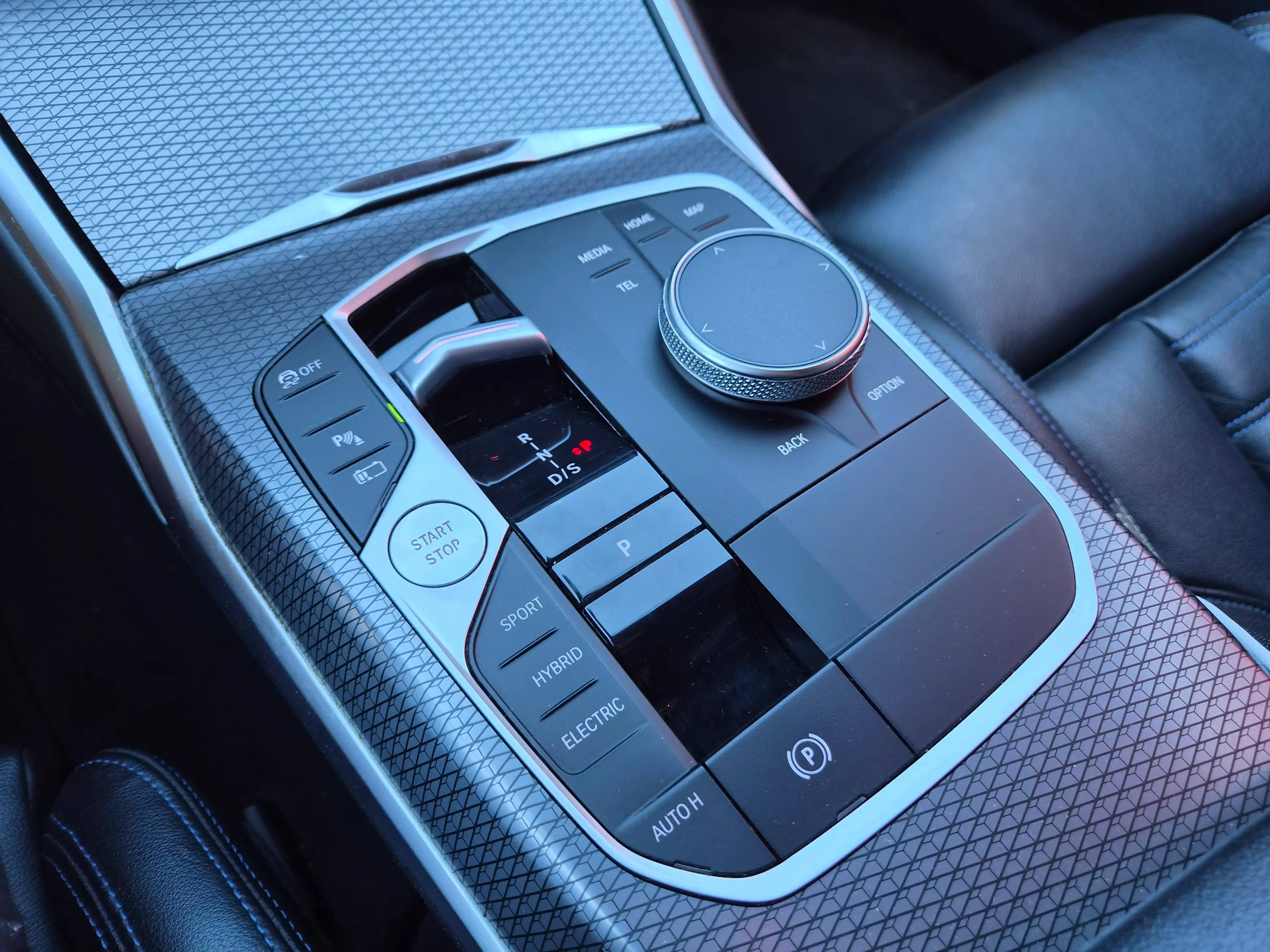 BMW 330 Touring 330eXA PHEV — photo 15