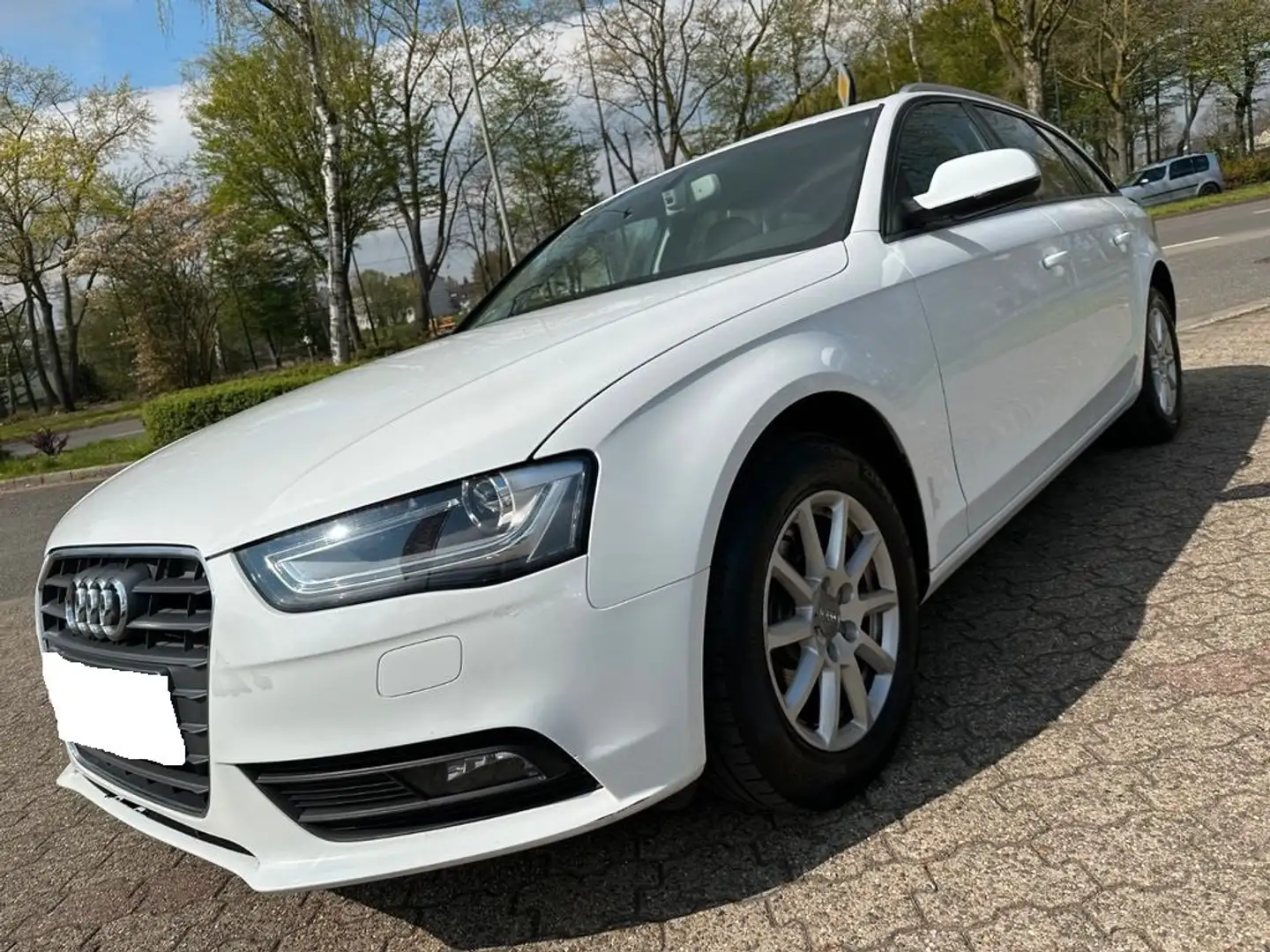 Audi A4 2.0 TDI S line 5 places Bílá - 1