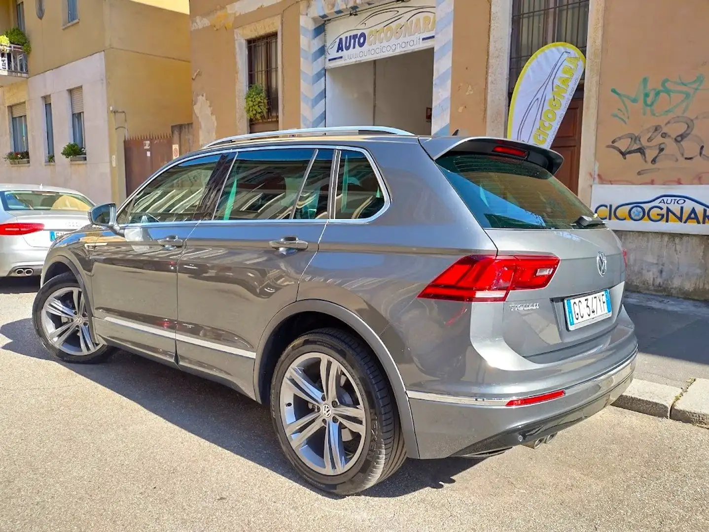 Volkswagen Tiguan 2.0 tdi R-Line 150cv dsg UNIPROPRIETARIO Grijs - 2