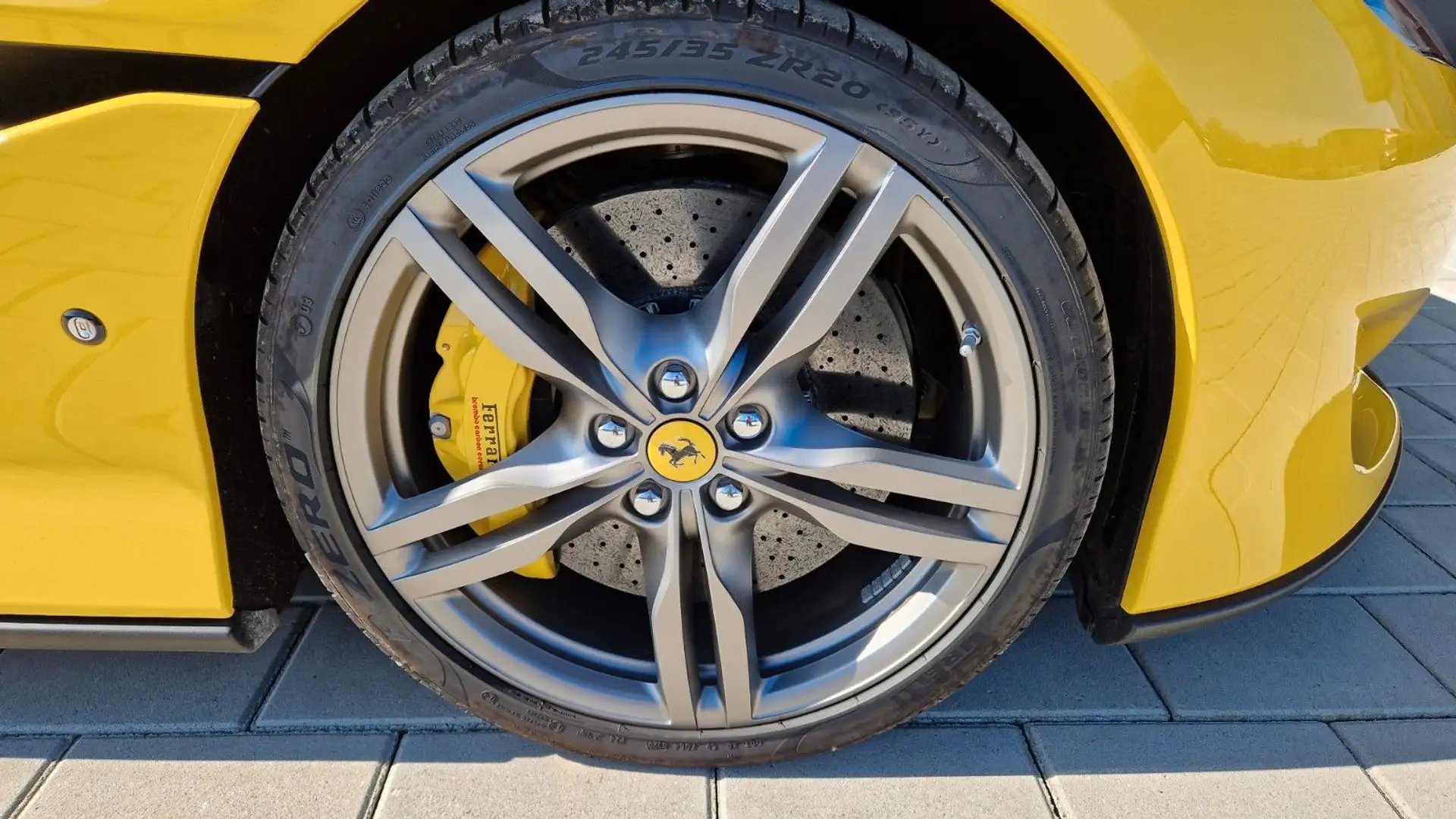 Ferrari Portofino alle Assistenz Systeme Abstandstempoma Gelb - 2