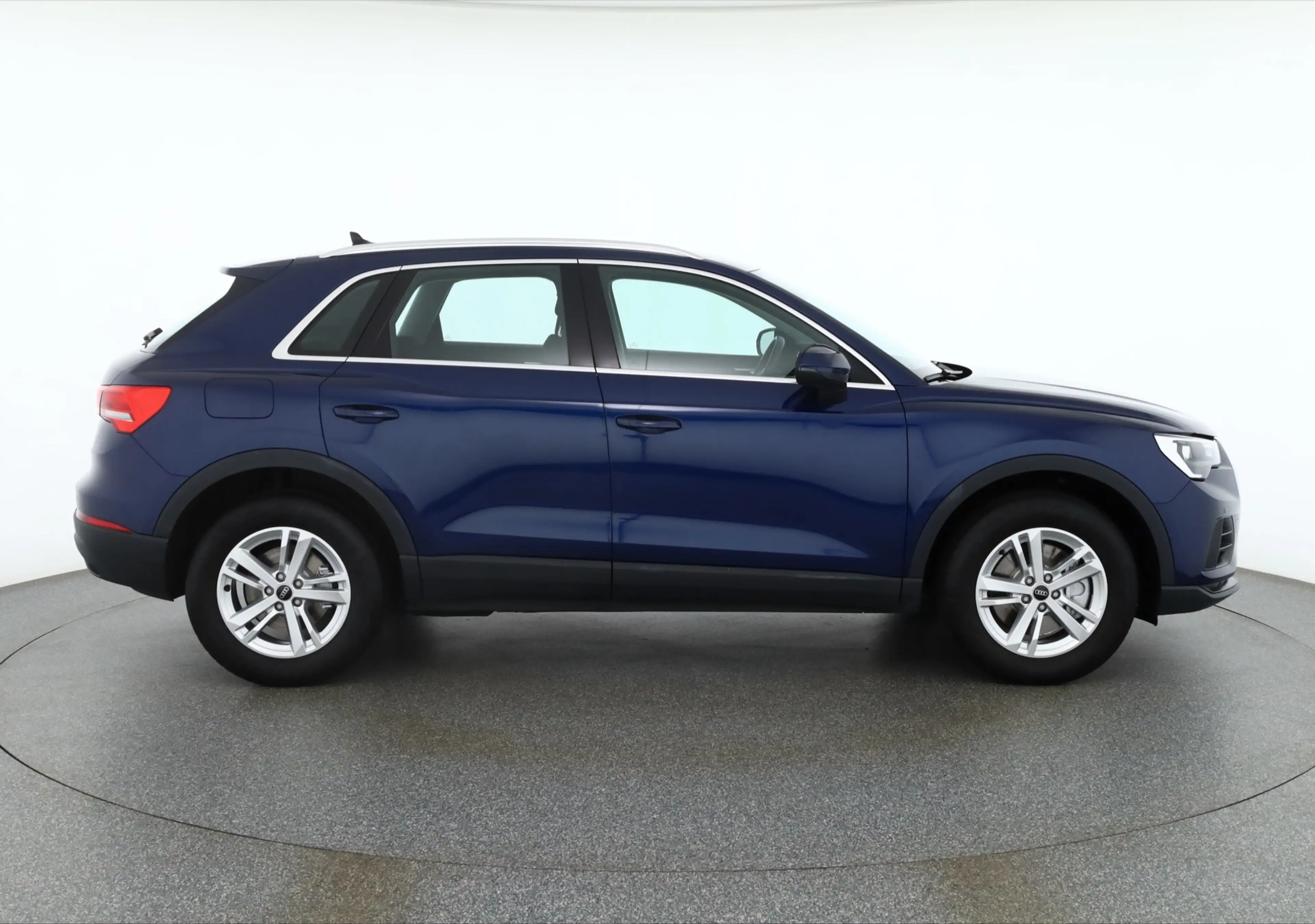 Audi Q3 45 TFSIe LED Navi AHK DAB PDC Tempomat — photo 6