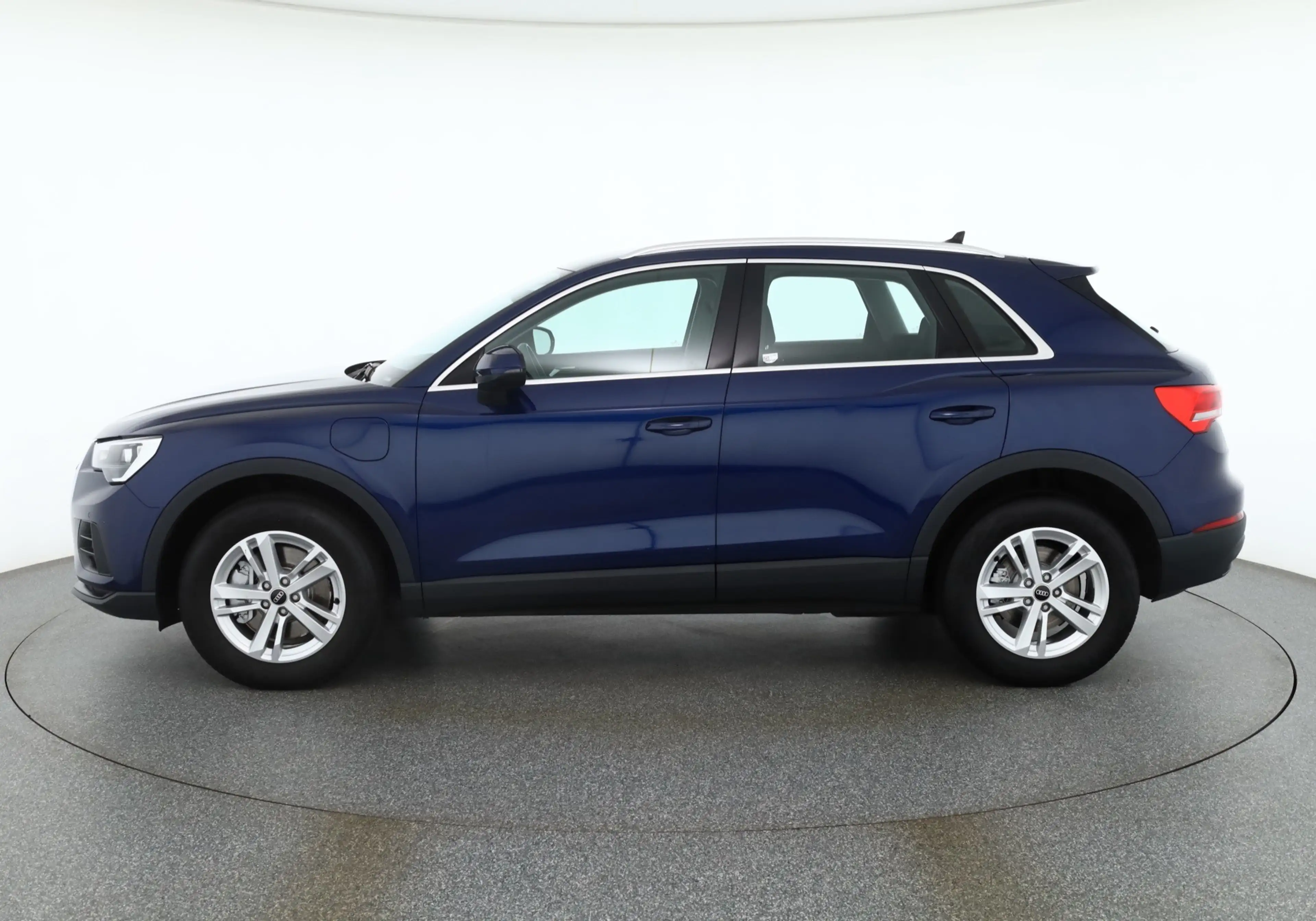 Audi Q3 45 TFSIe LED Navi AHK DAB PDC Tempomat — photo 2