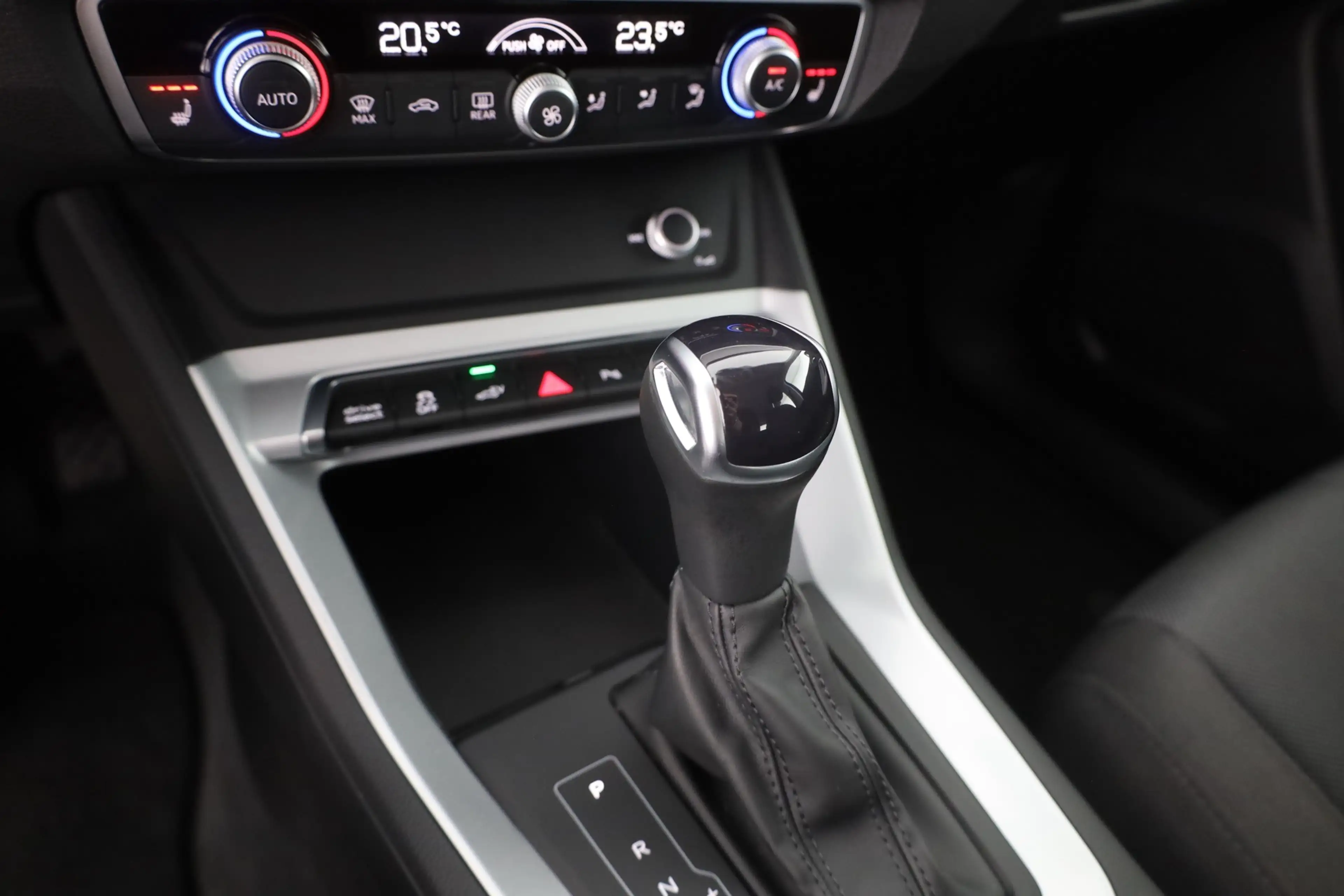 Audi Q3 45 TFSIe LED Navi AHK DAB PDC Tempomat — photo 13