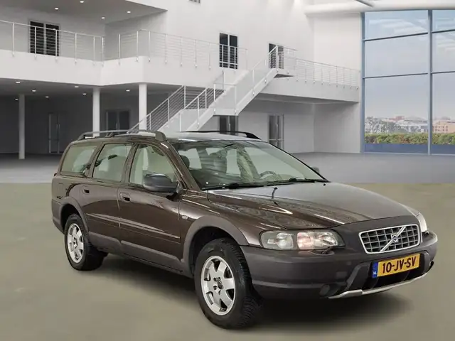 Volvo V70 view 2
