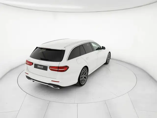 Mercedes-Benz E-Class view 3