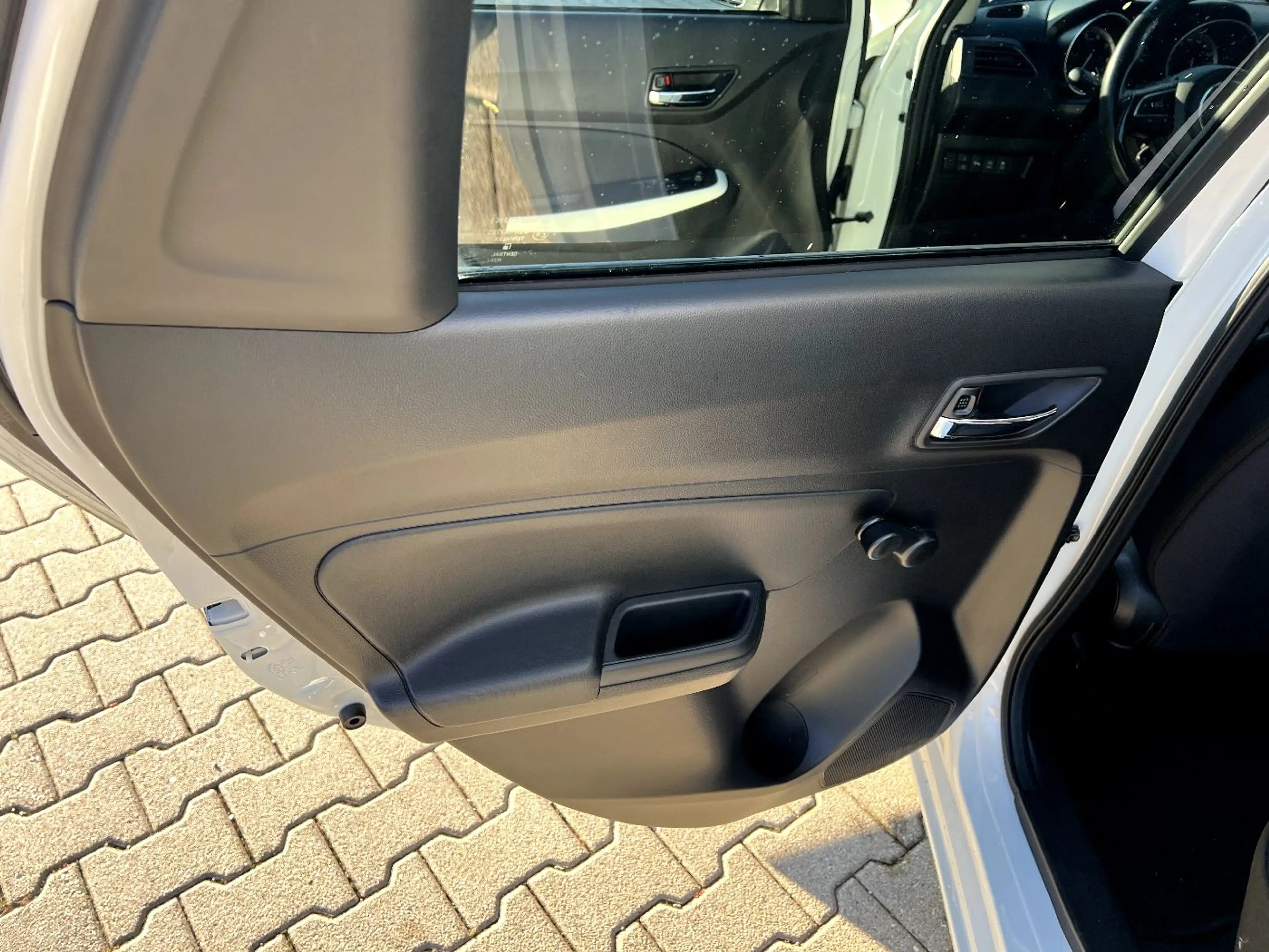 Suzuki Swift 1.2 Dualjet SHVS Comfort LED Kamera Sitzh. — photo 11