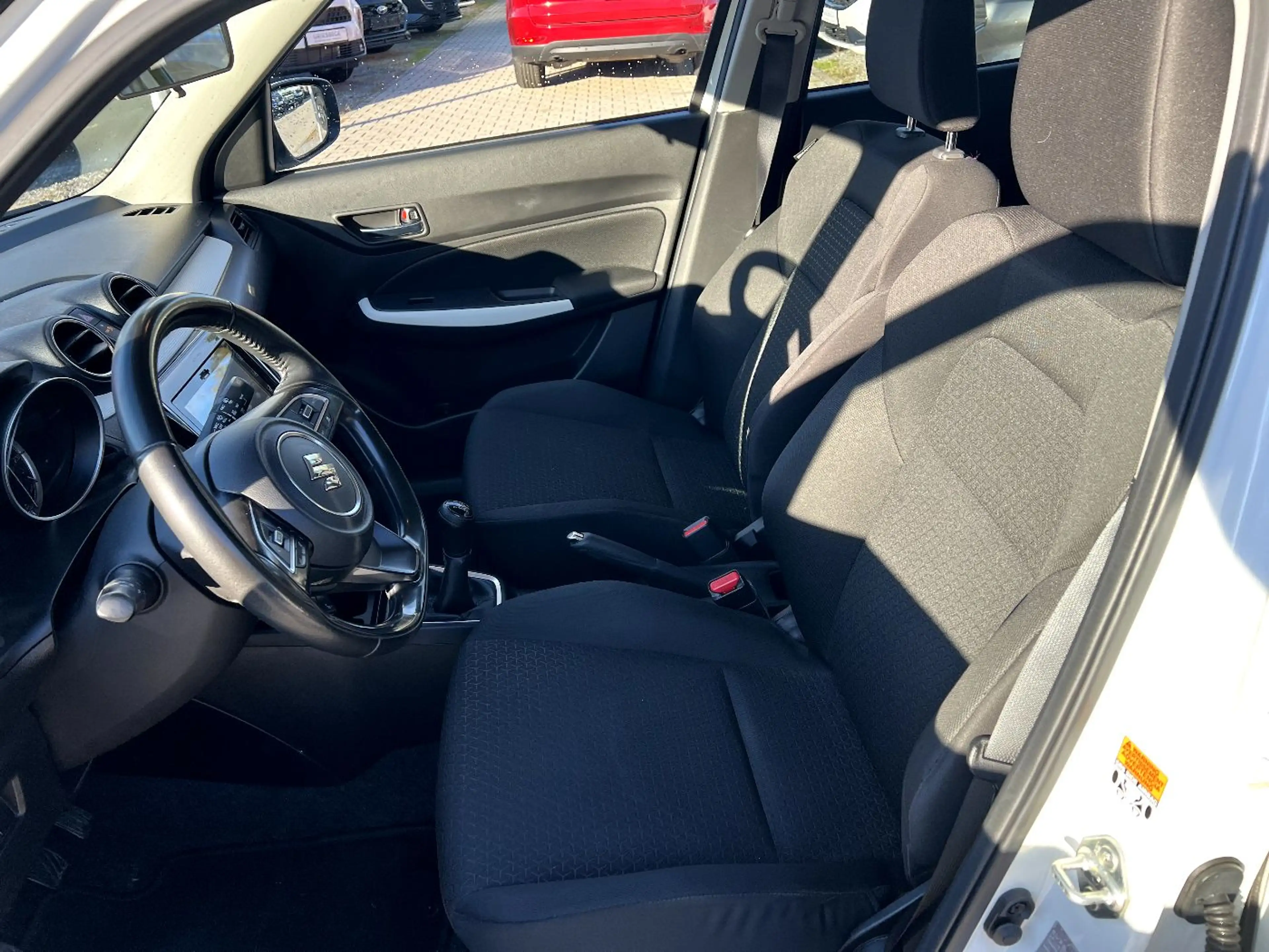 Suzuki Swift 1.2 Dualjet SHVS Comfort LED Kamera Sitzh. — photo 8