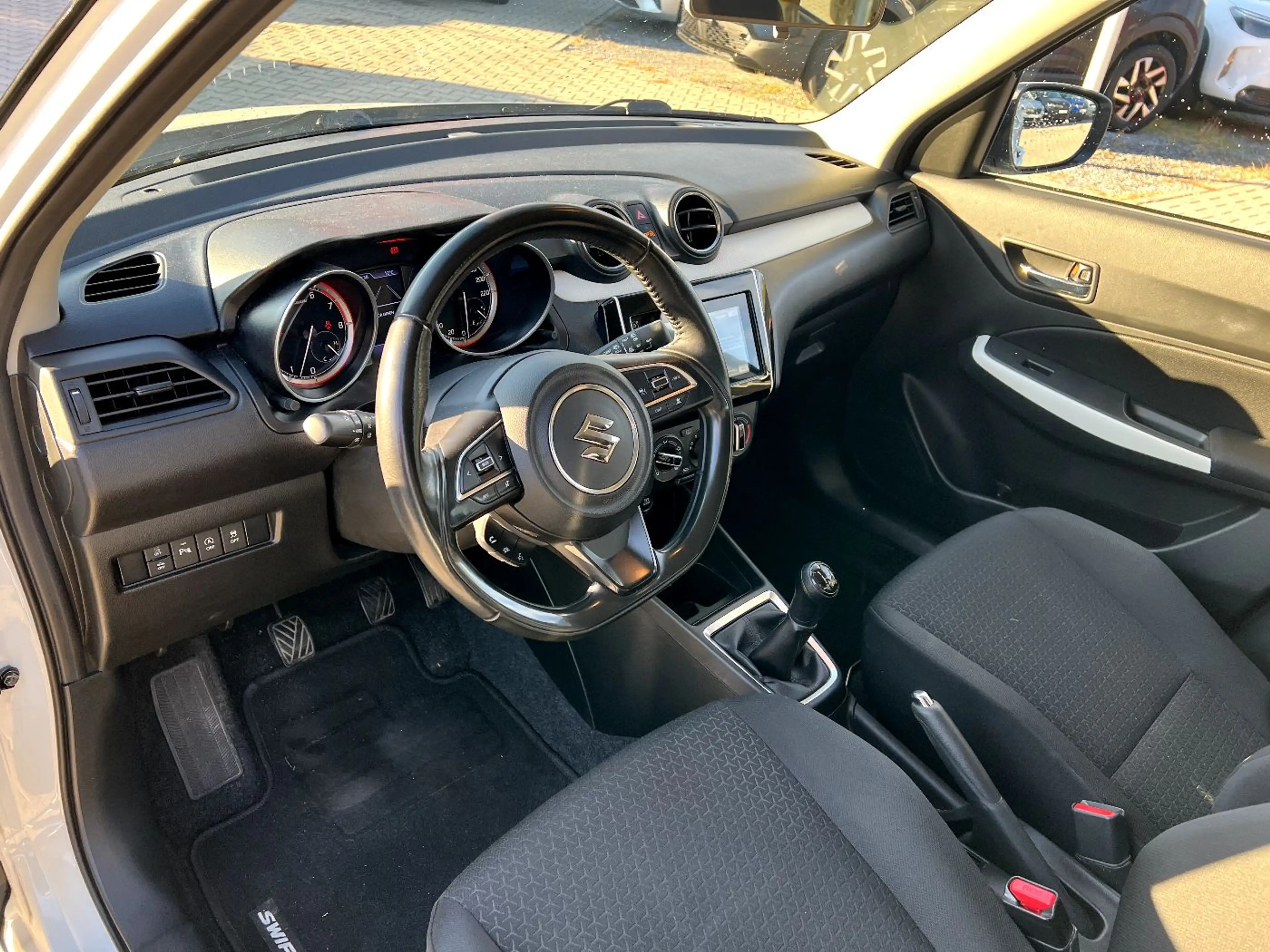 Suzuki Swift 1.2 Dualjet SHVS Comfort LED Kamera Sitzh. — photo 9