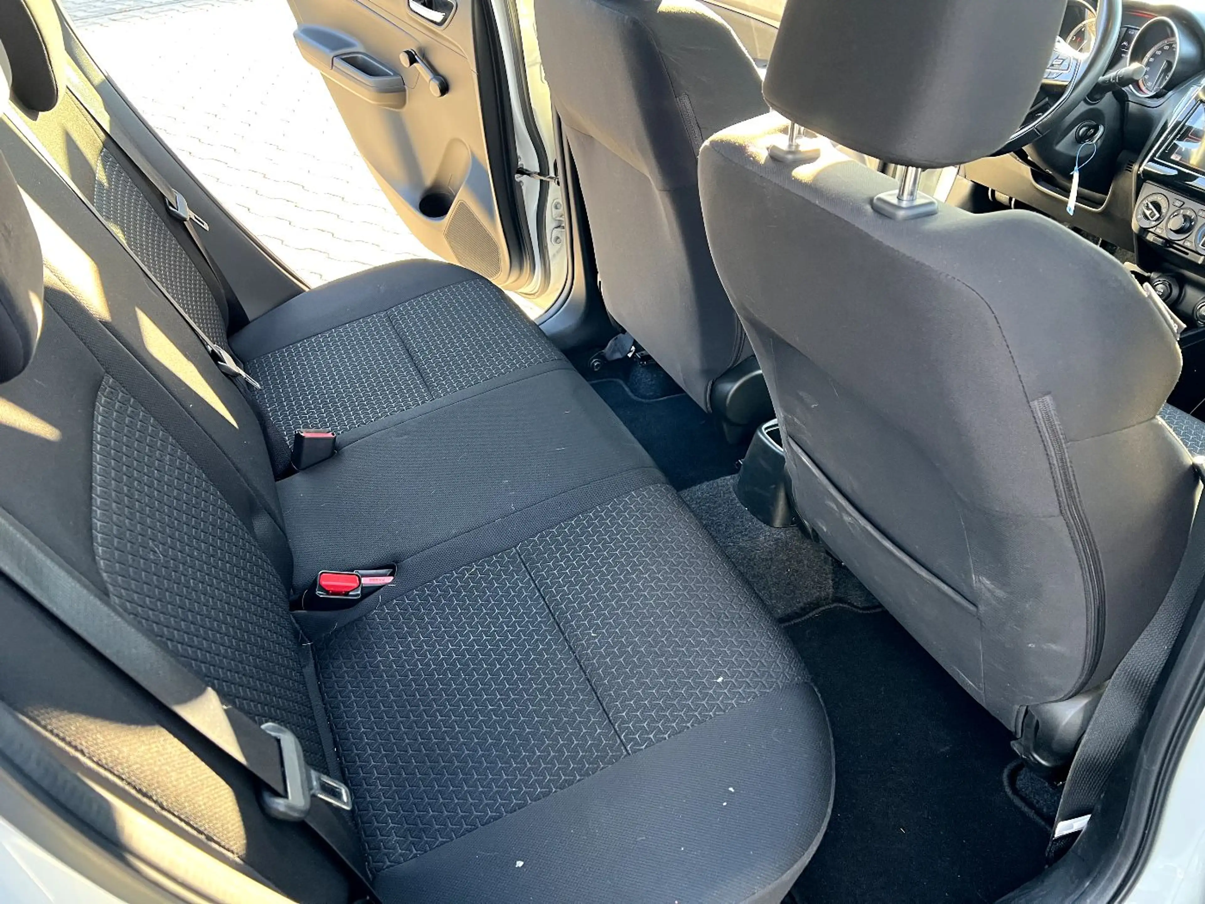 Suzuki Swift 1.2 Dualjet SHVS Comfort LED Kamera Sitzh. — photo 15