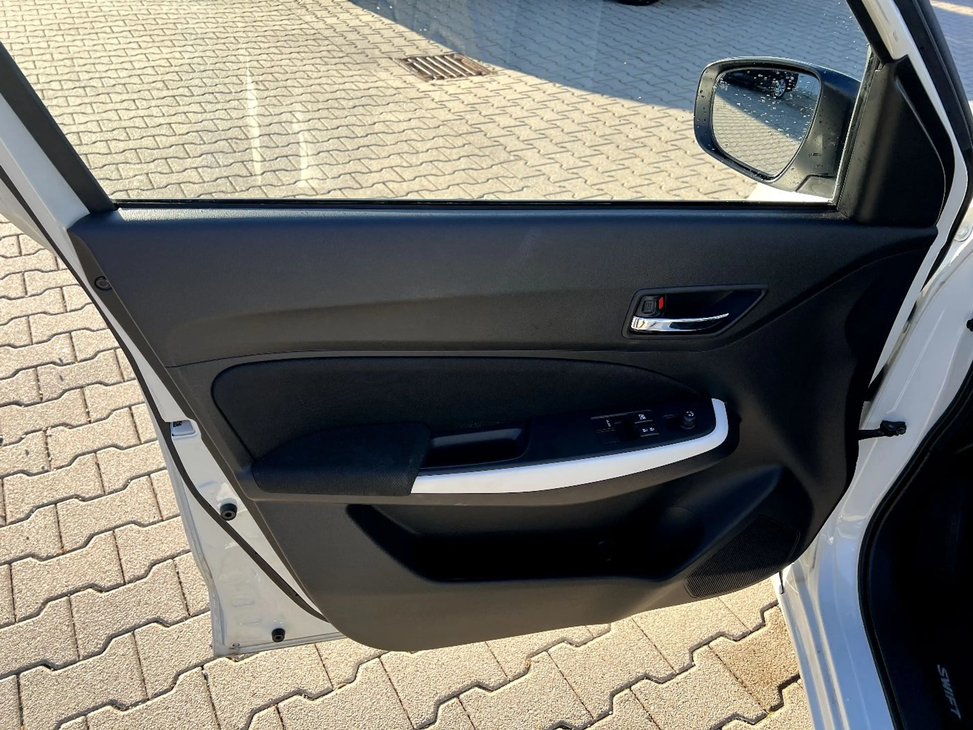 Suzuki Swift 1.2 Dualjet SHVS Comfort LED Kamera Sitzh. — photo 10