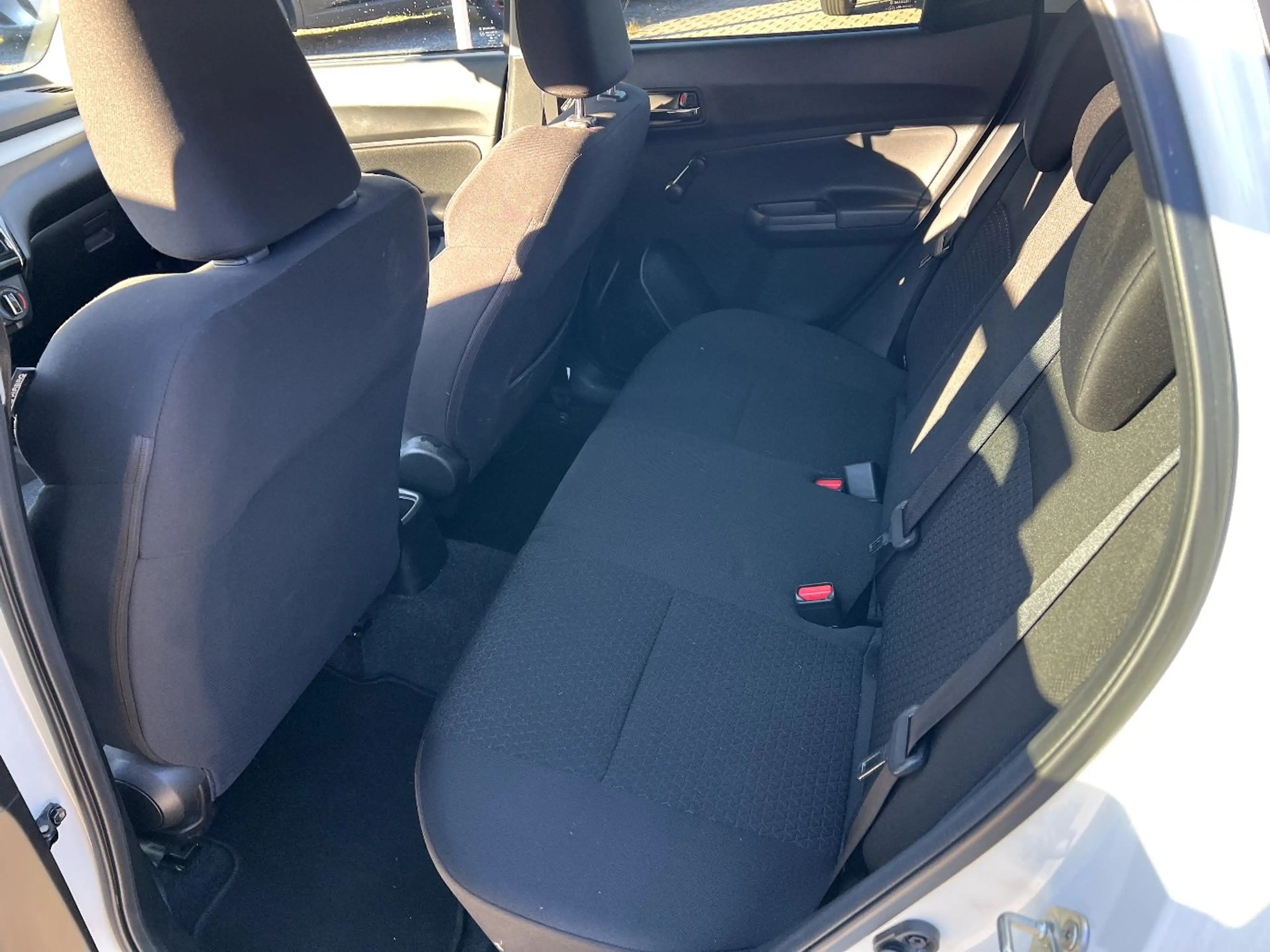 Suzuki Swift 1.2 Dualjet SHVS Comfort LED Kamera Sitzh. — photo 12