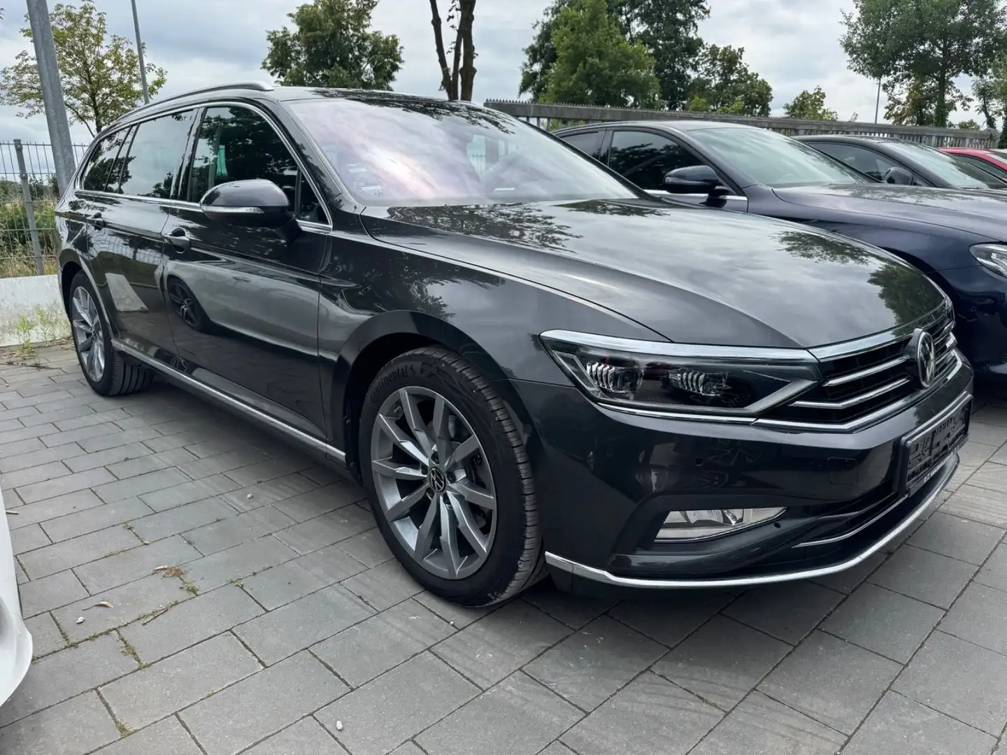 Volkswagen Passat Variant 4Motion *LEDER/PANO/MATRIX* Grau - 1